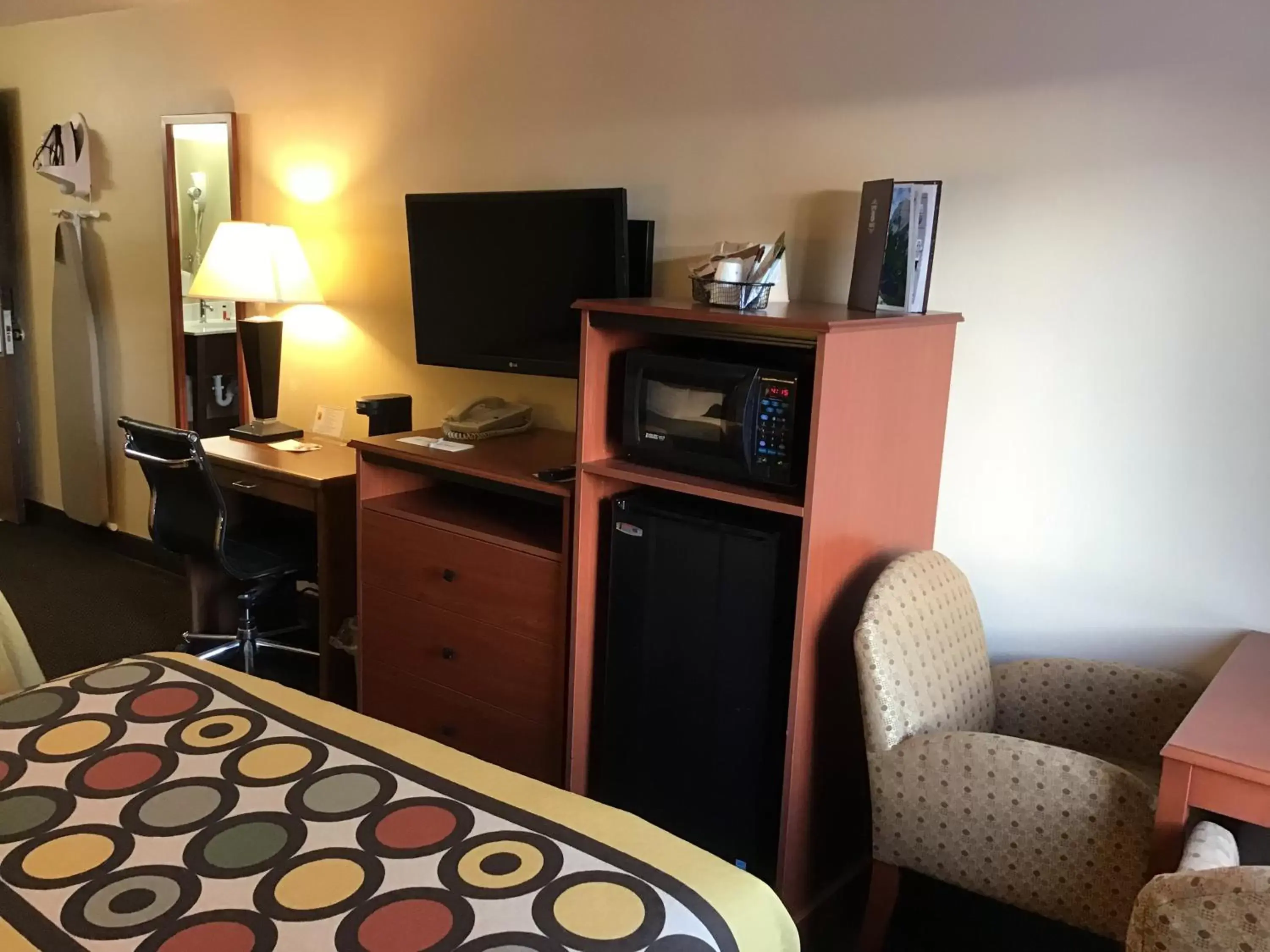 TV and multimedia, TV/Entertainment Center in Super 8 by Wyndham Conrad