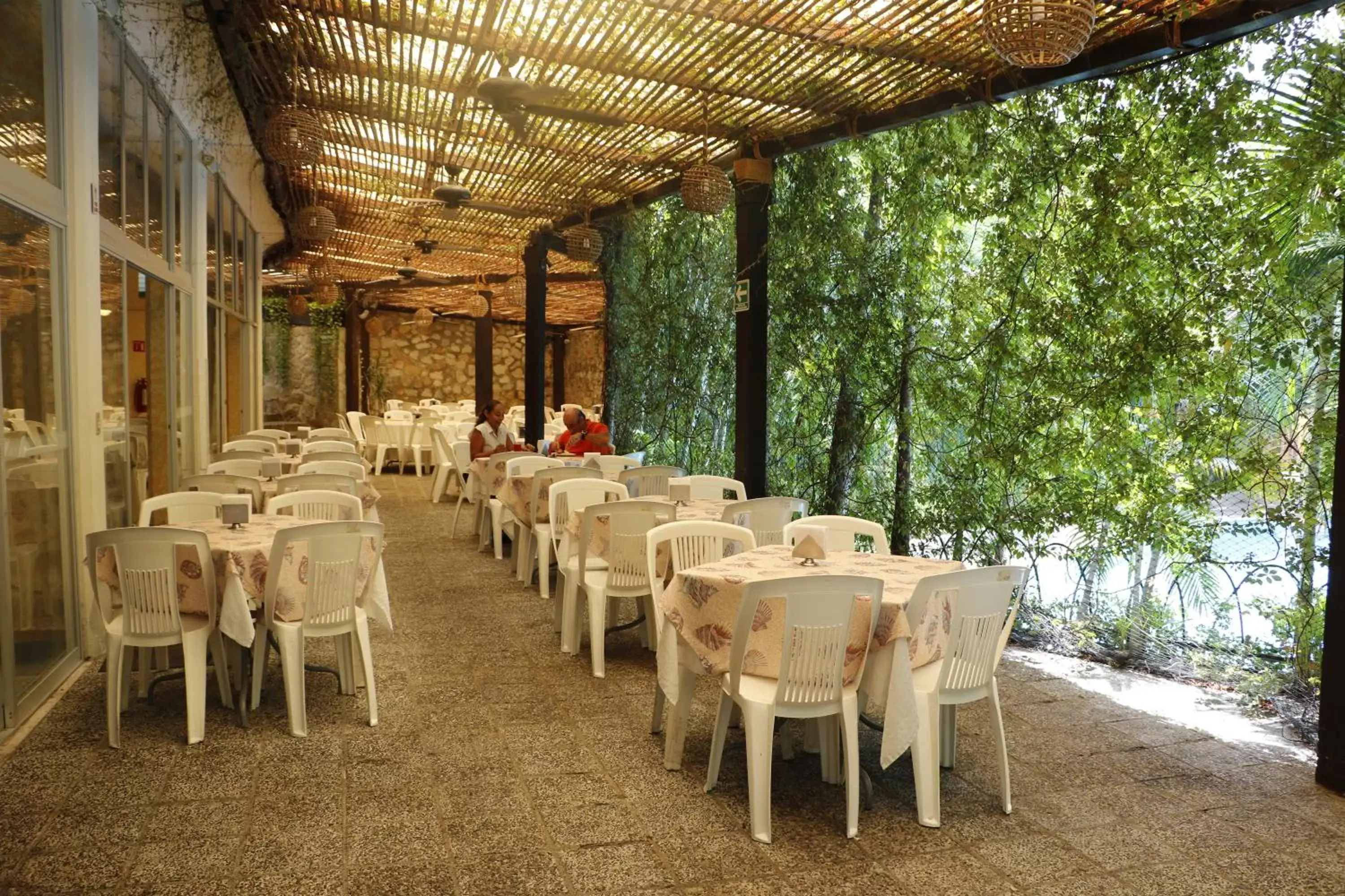 Restaurant/Places to Eat in Alba Suites Acapulco