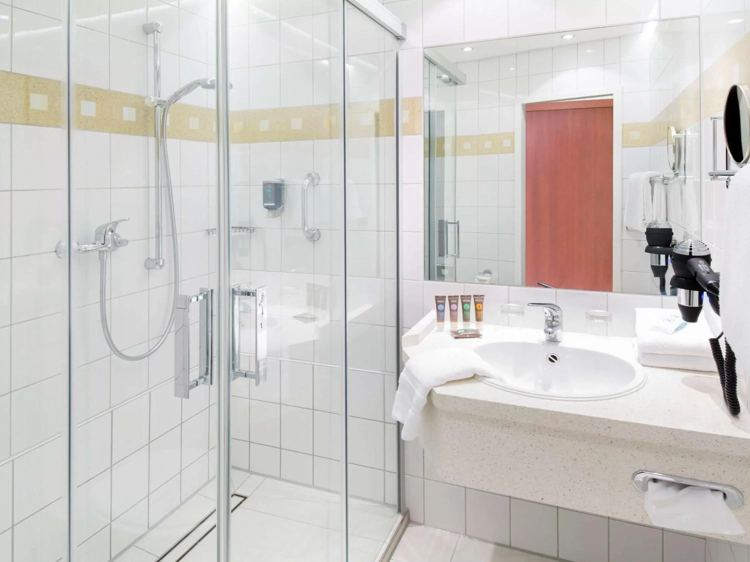 Photo of the whole room, Bathroom in Novotel Hildesheim