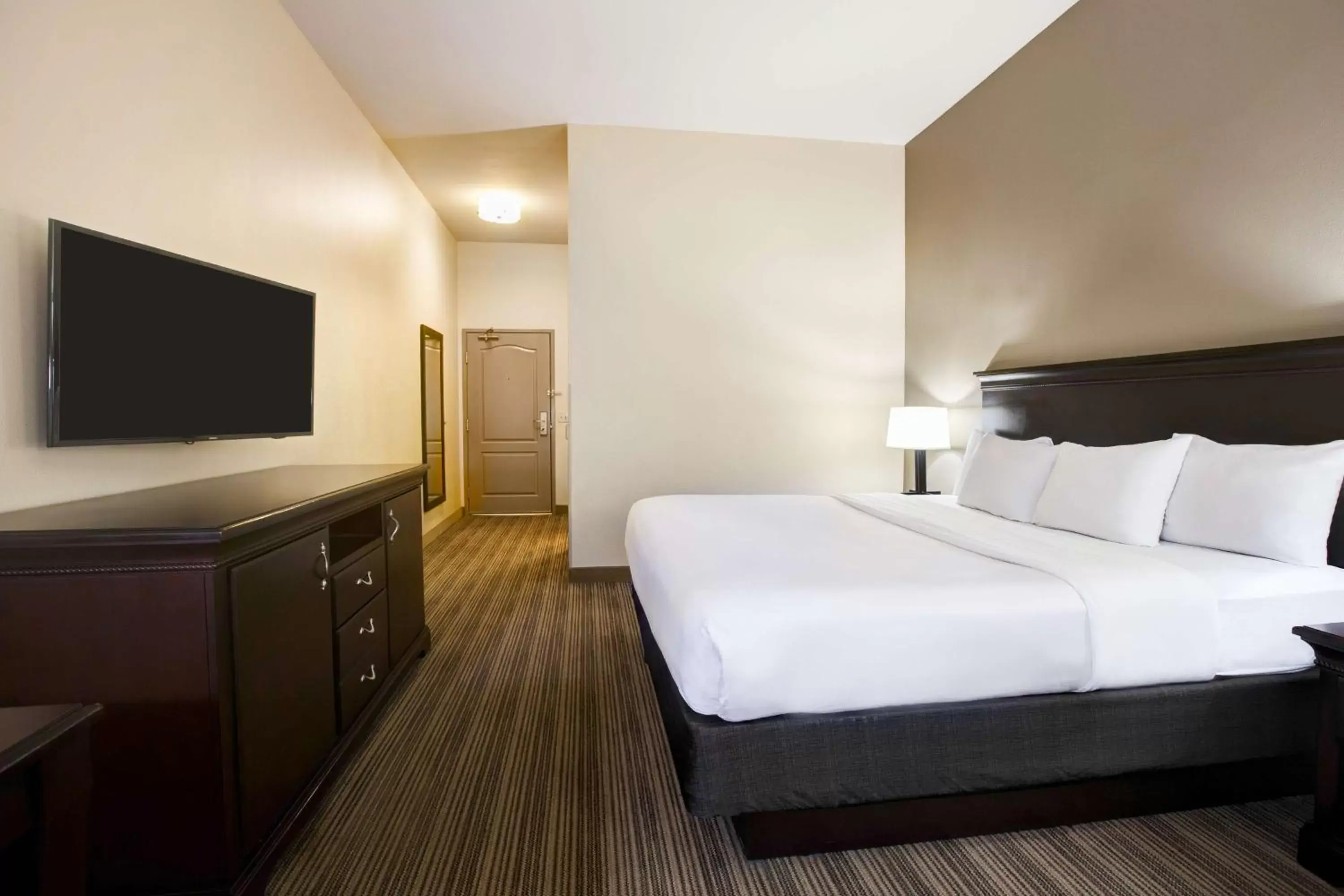 Photo of the whole room, Bed in Country Inn & Suites by Radisson, Red Wing, MN