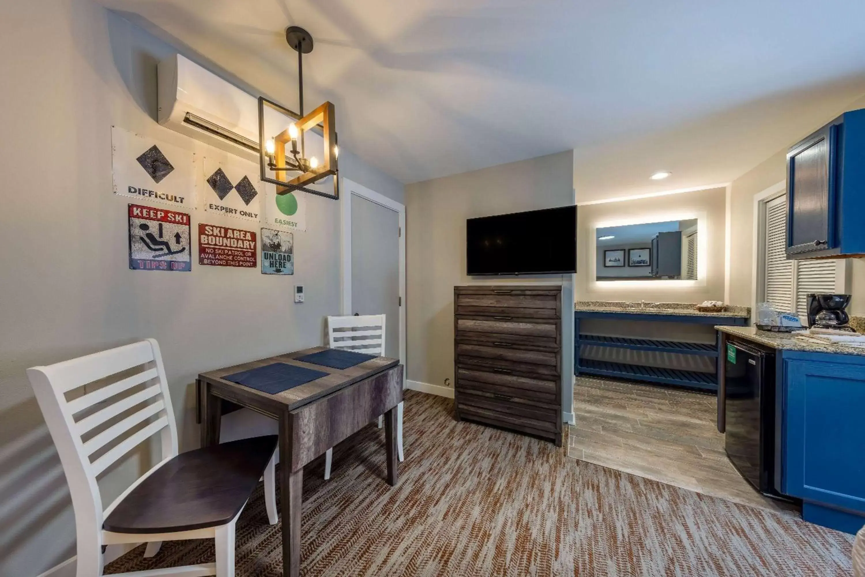 Bed, Dining Area in Park Plaza Resort Park City, a Ramada by Wyndham