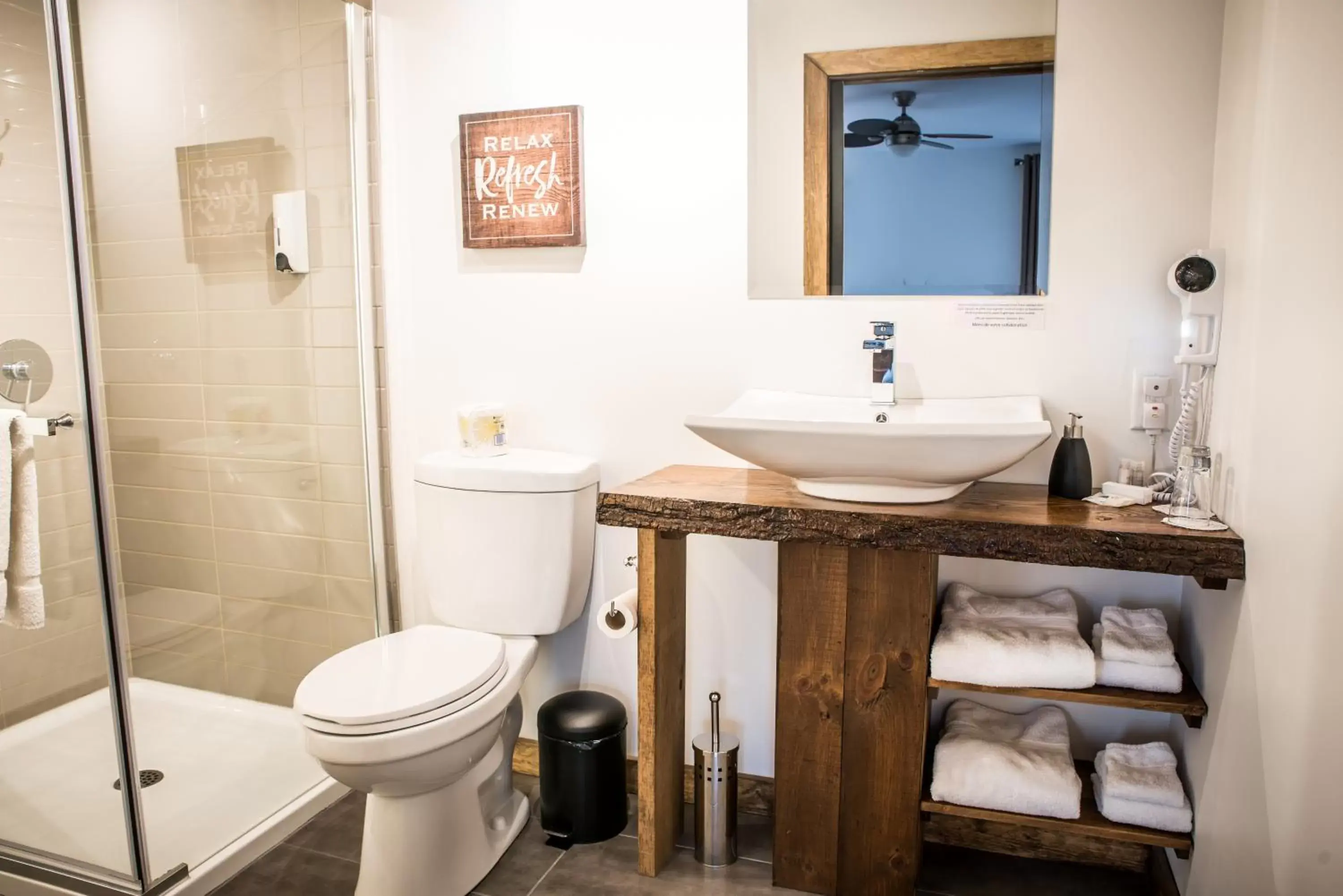 Shower, Bathroom in Gîte du Haut des Arbres