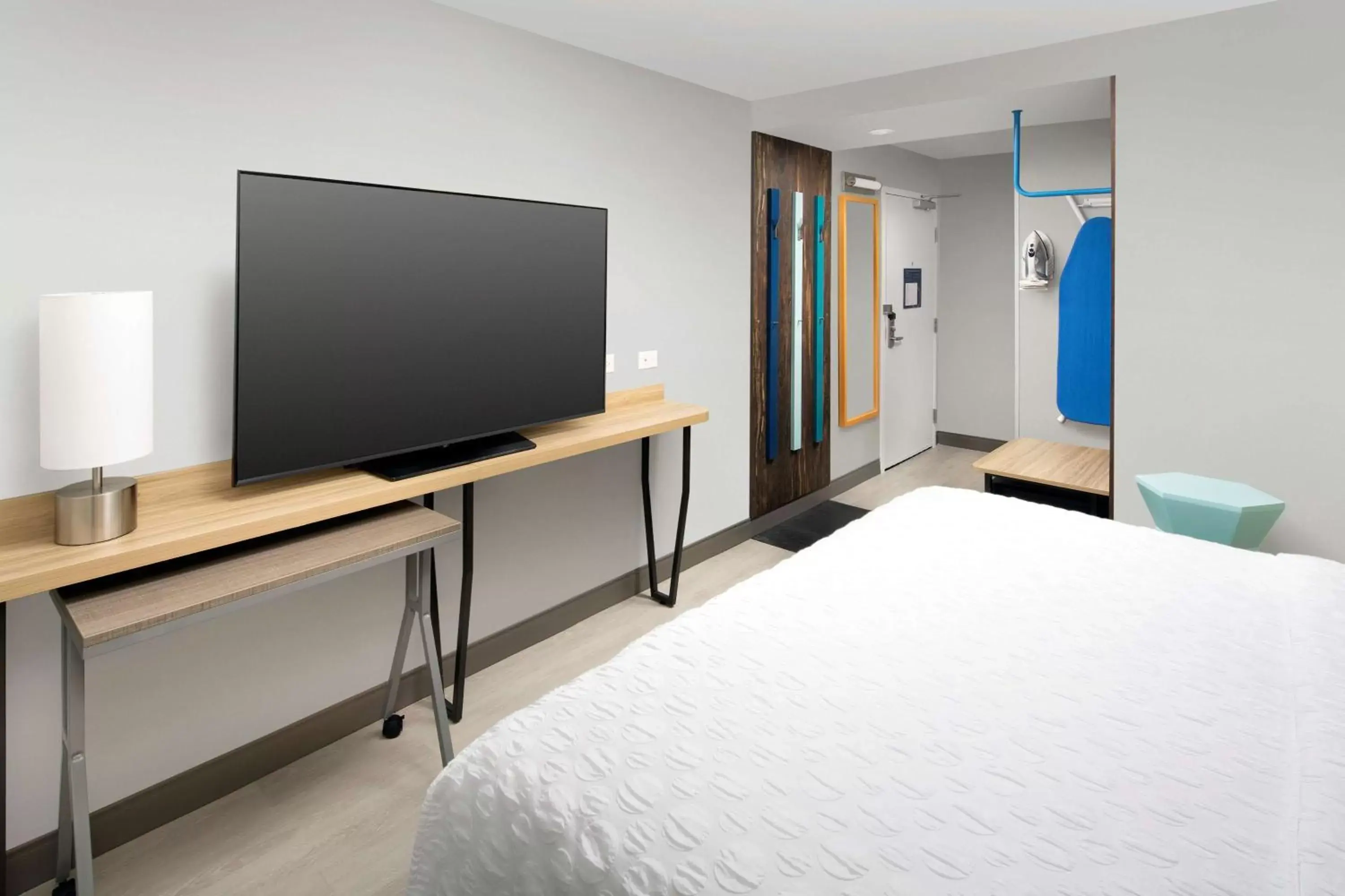 Bed, TV/Entertainment Center in Tru By Hilton San Antonio Downtown Riverwalk