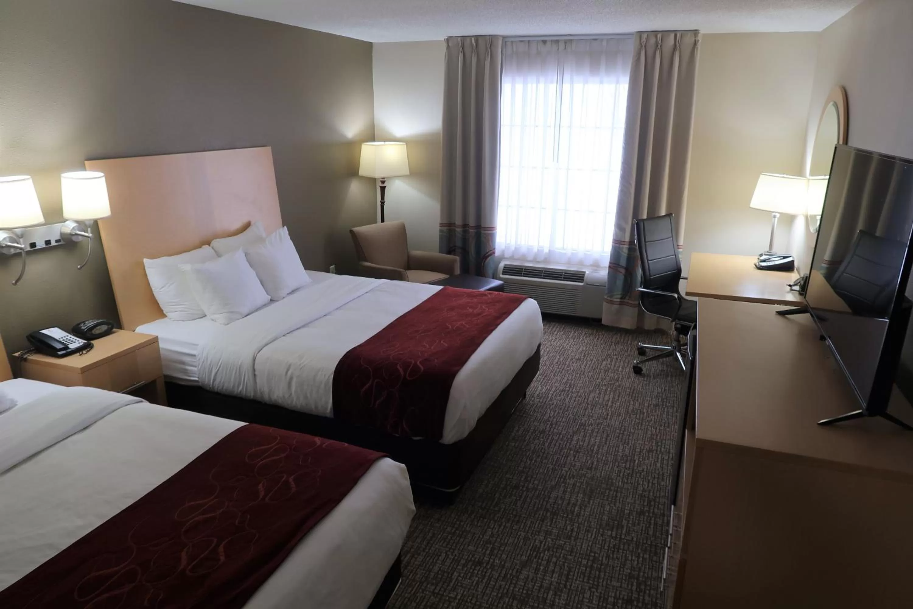 Bed in Comfort Suites Pittsburgh Airport