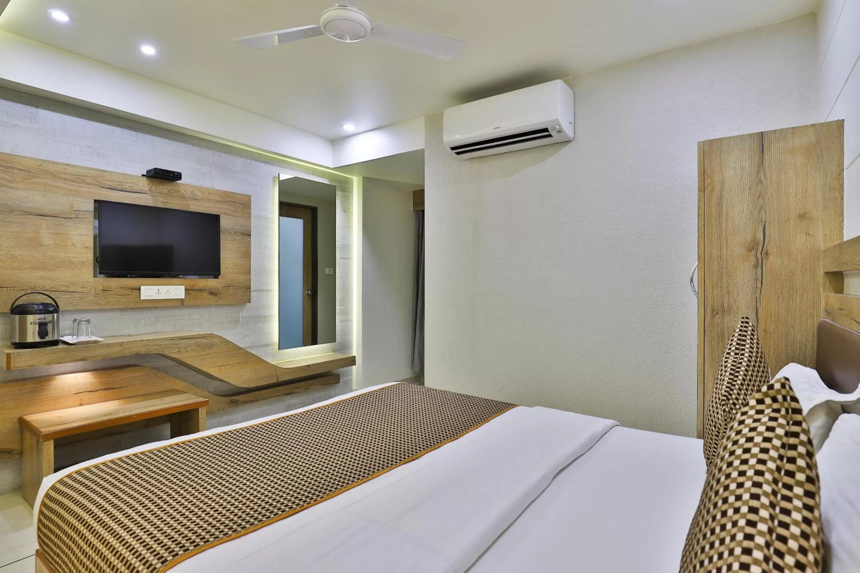 TV and multimedia, Bed in Hotel Pearl