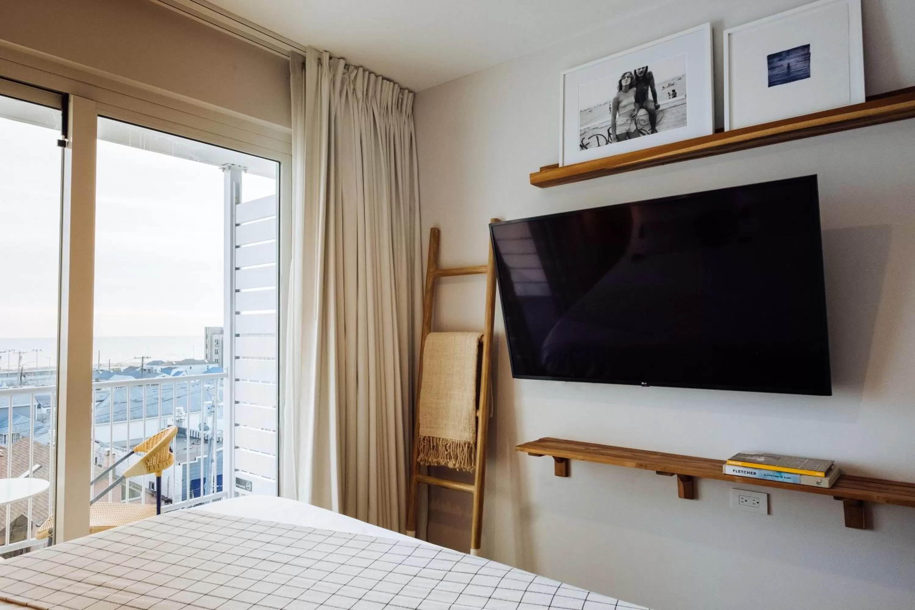 TV and multimedia, Bed in The Rockaway Hotel