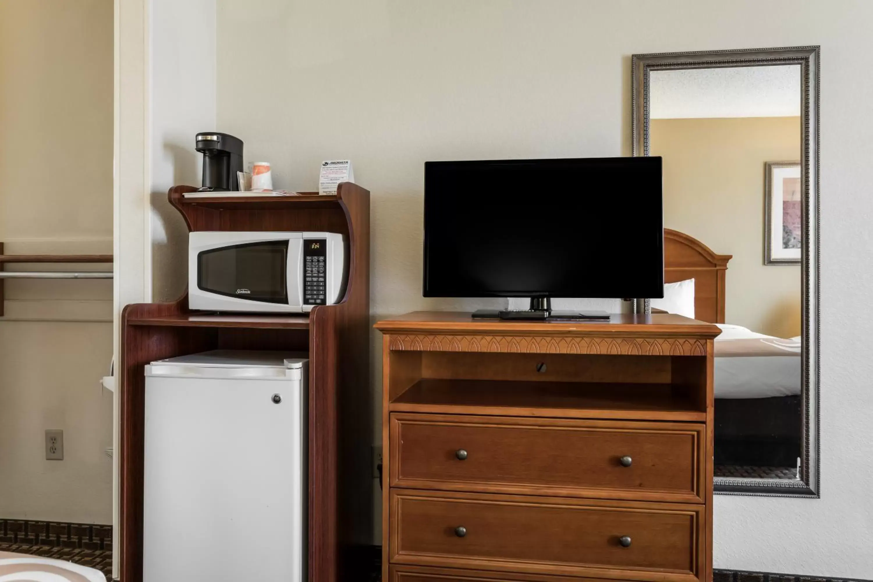 TV/Entertainment Center in Quality Inn North Battleboro