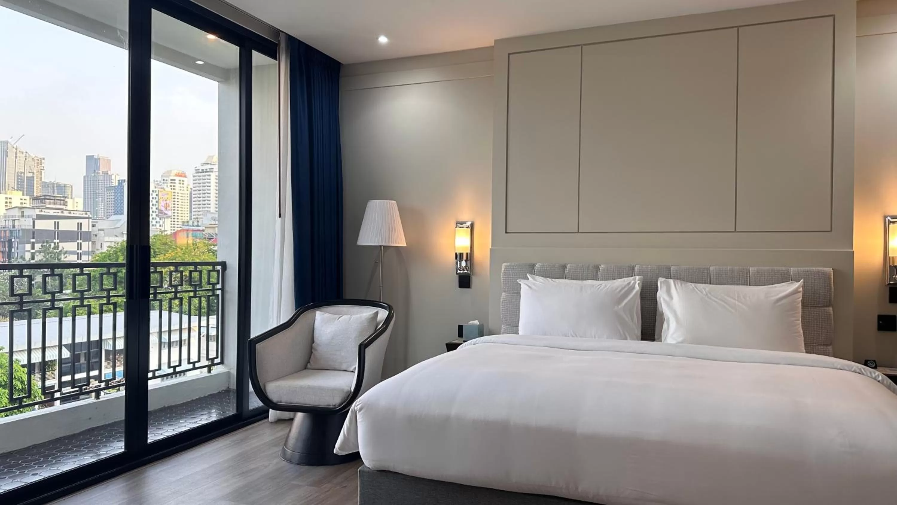 Balcony/Terrace, Bed in Hotel Thomas Bangkok