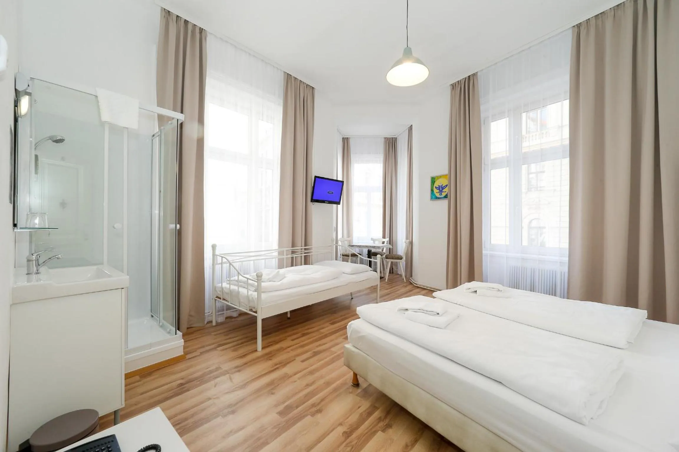 Bed in Timeout City Hotel, 5 min to city center, Self Check In