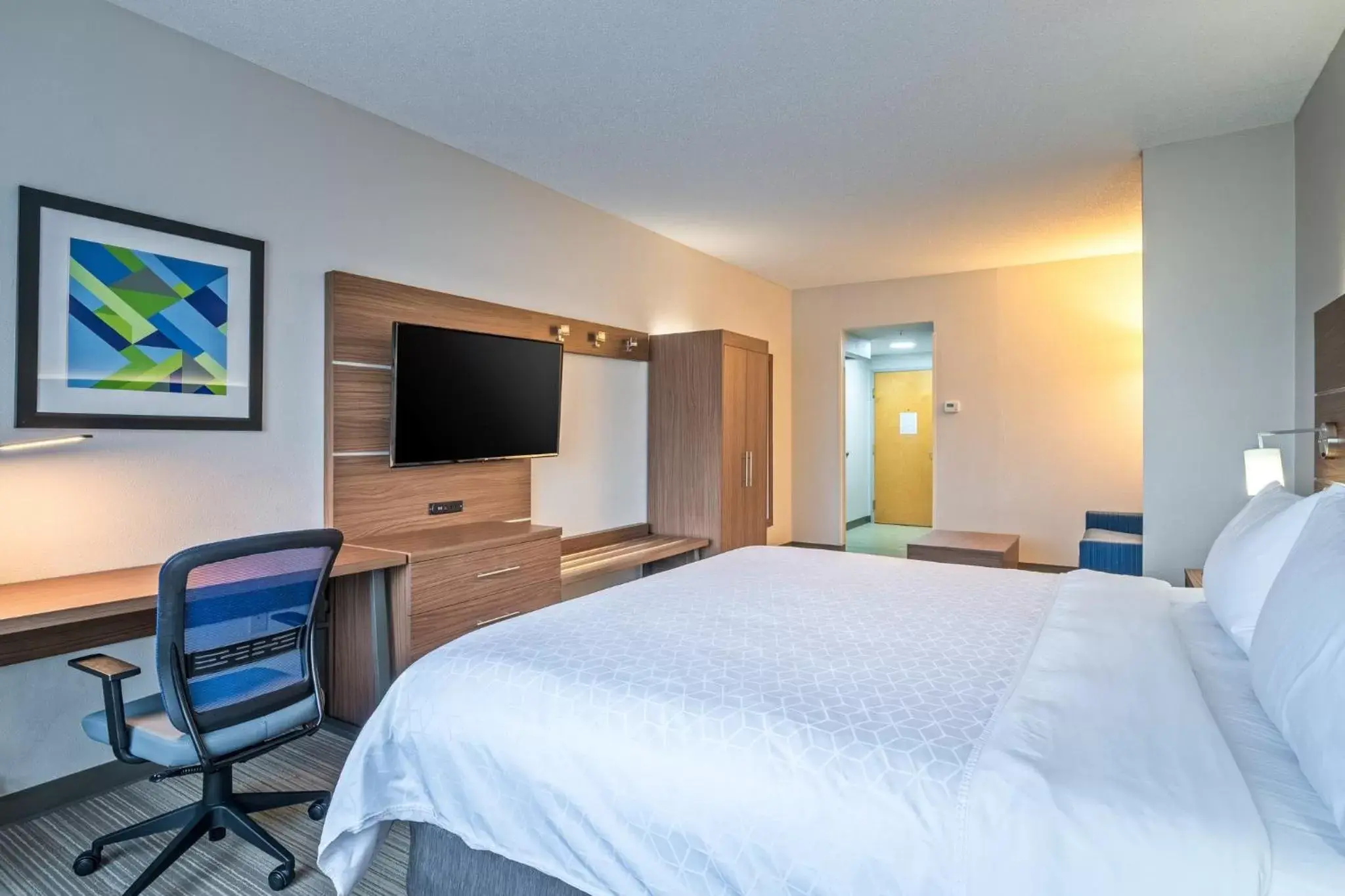 Bedroom in Holiday Inn Express Hotel & Suites Woodbridge, an IHG Hotel