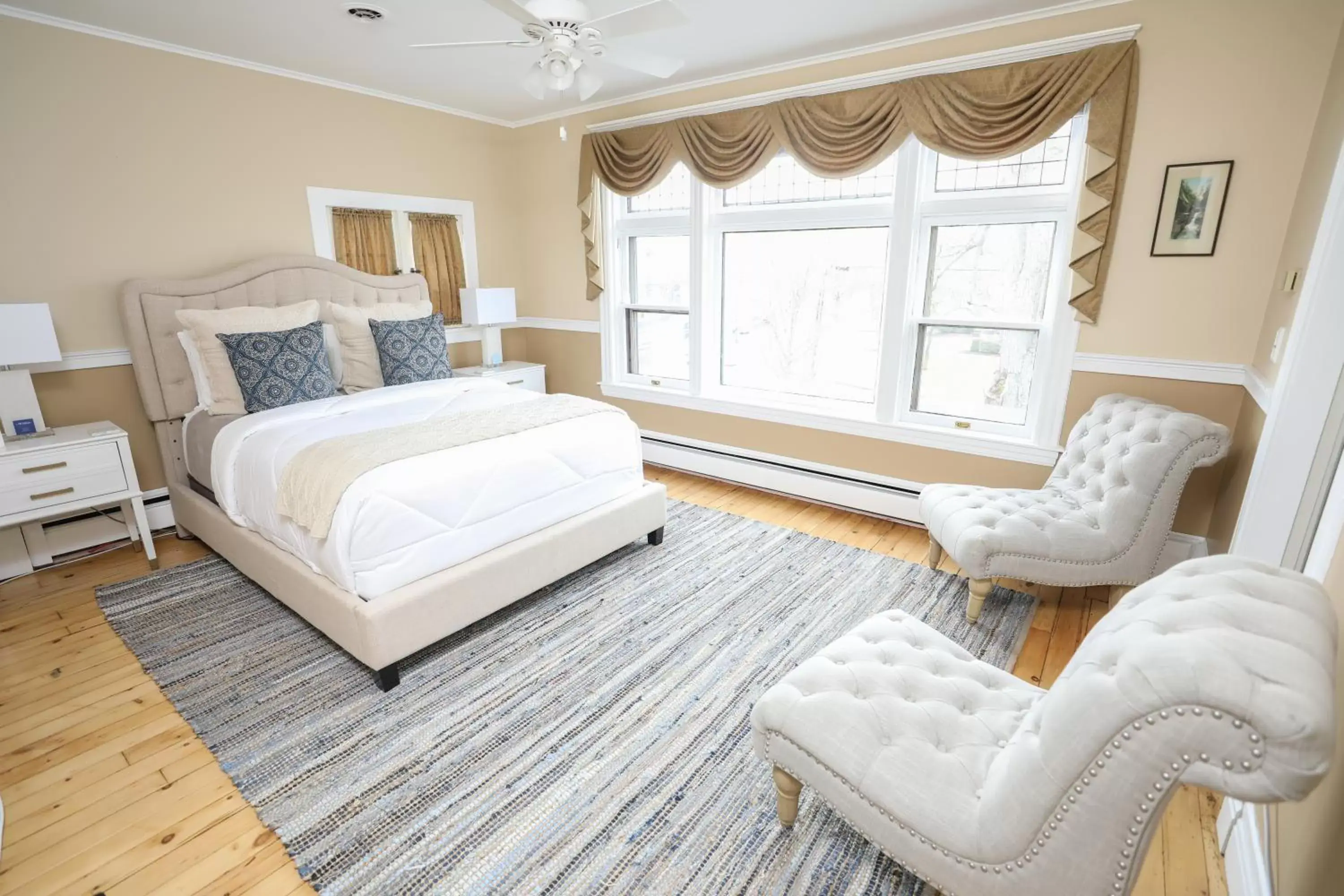 Deluxe Queen Room with Lake View in 2W Lake Deluxe Queen Room with Lake View in 2W Lake