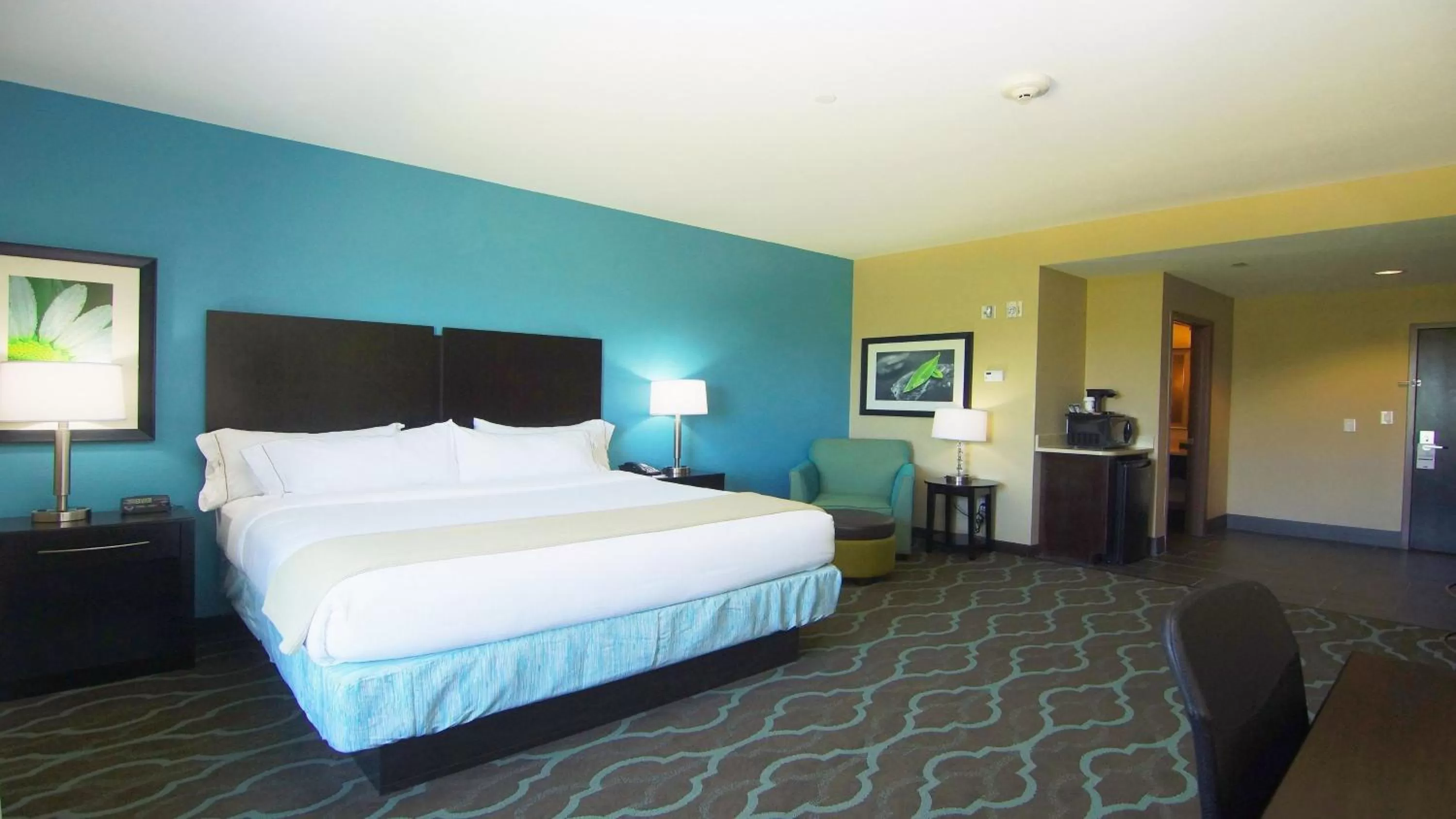 Photo of the whole room, Bed in Holiday Inn Express Hotels & Suites Cuero by IHG