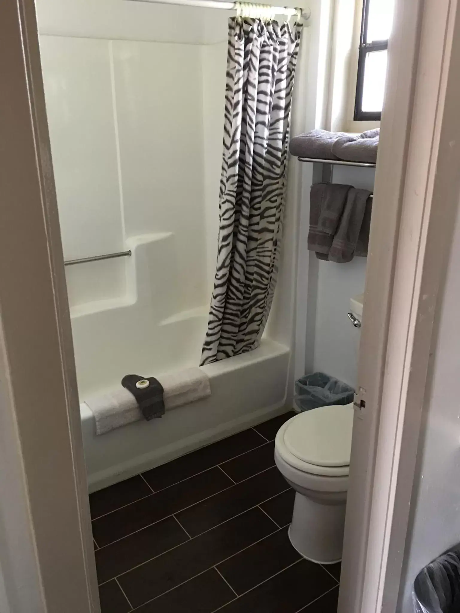 Bathroom in Highlander Motel