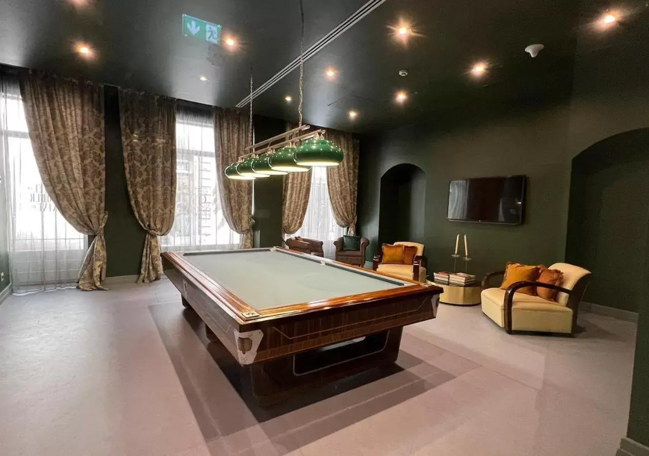 Communal lounge/ TV room, Billiards in Hotel Firenze Number Nine