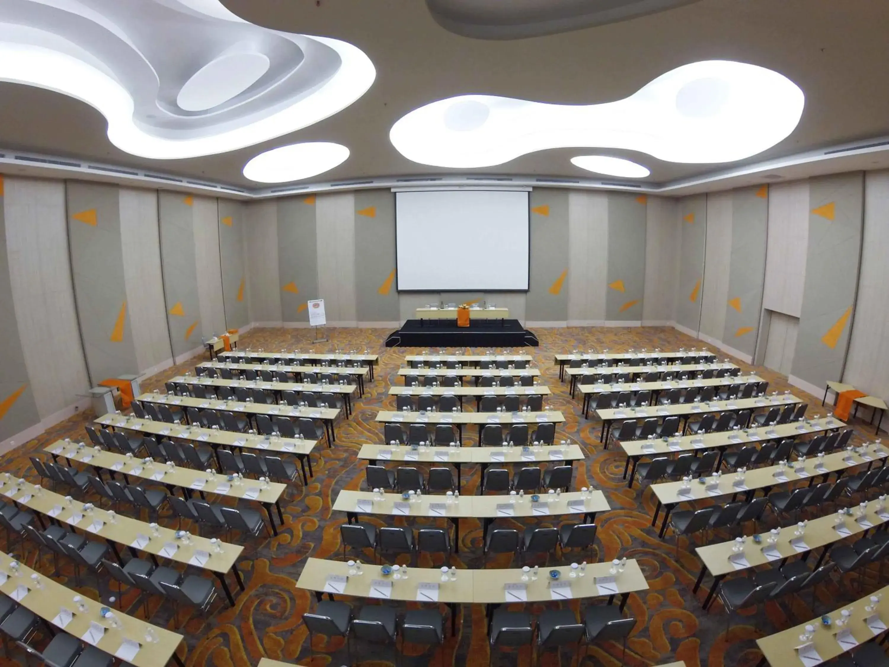 Business facilities in Harris Hotel And Conventions Ciumbuleuit - Bandung