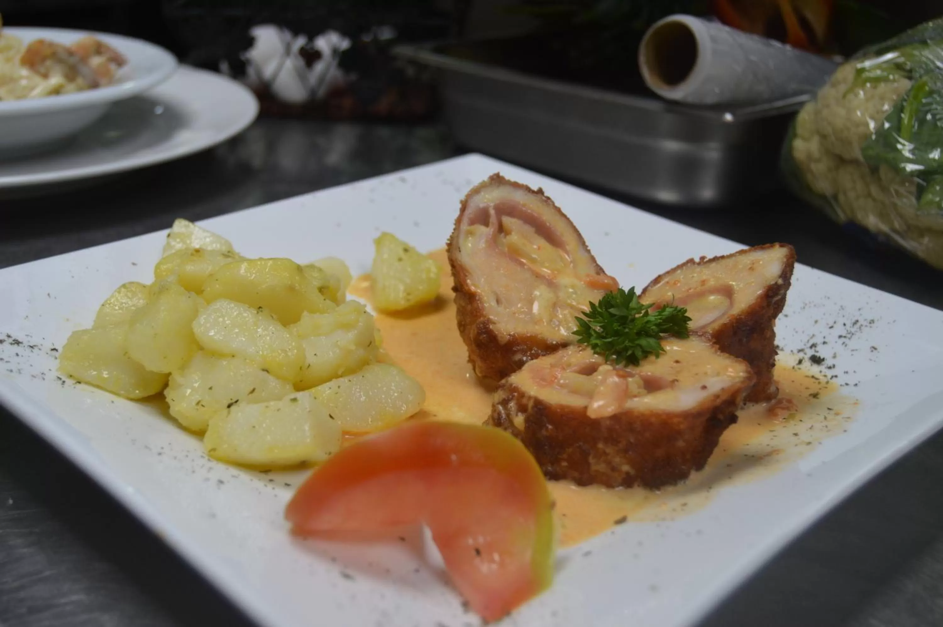 Restaurant/places to eat in Golden House Hotel & Convention Center