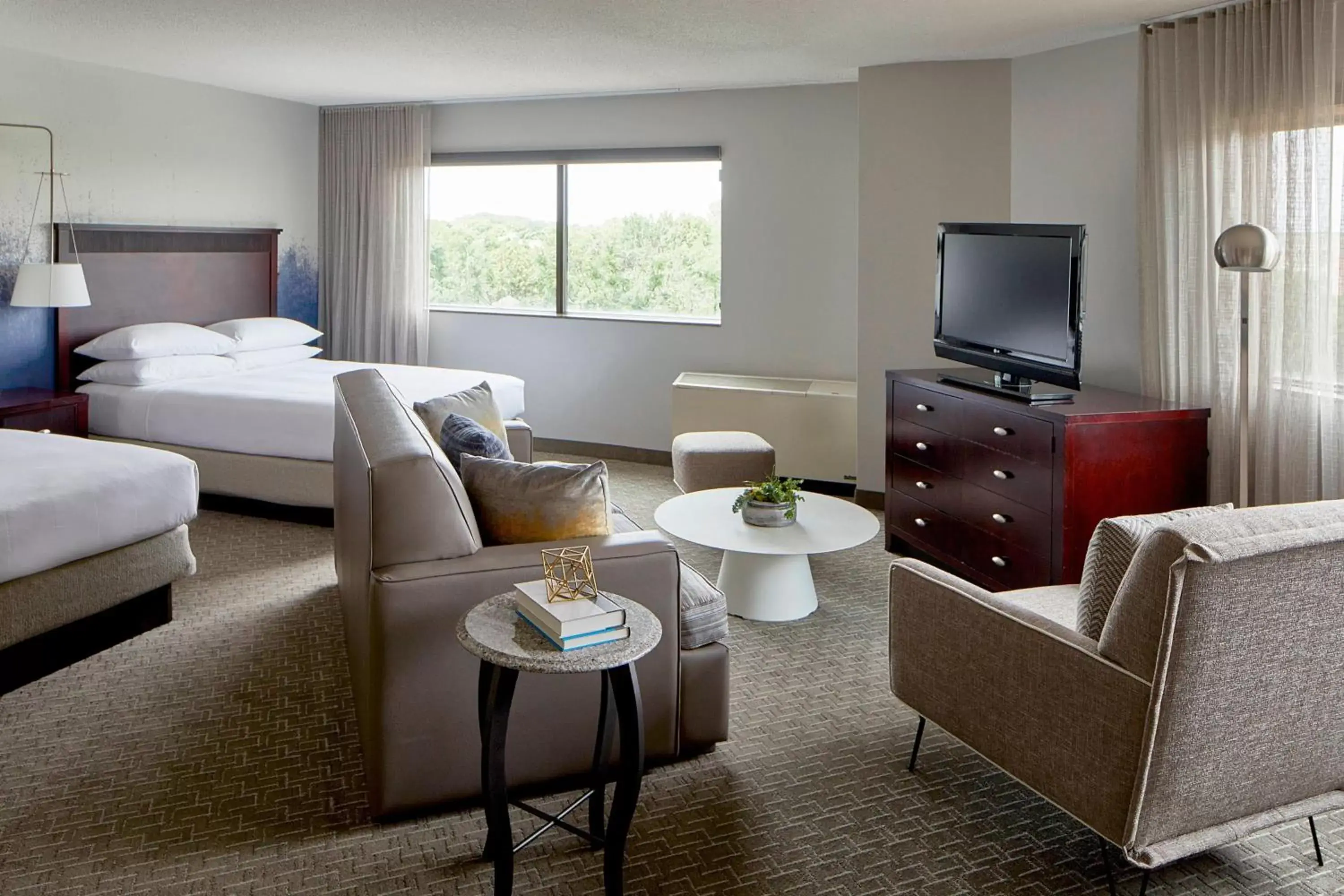 Photo of the whole room, Seating Area in Minneapolis Marriott West