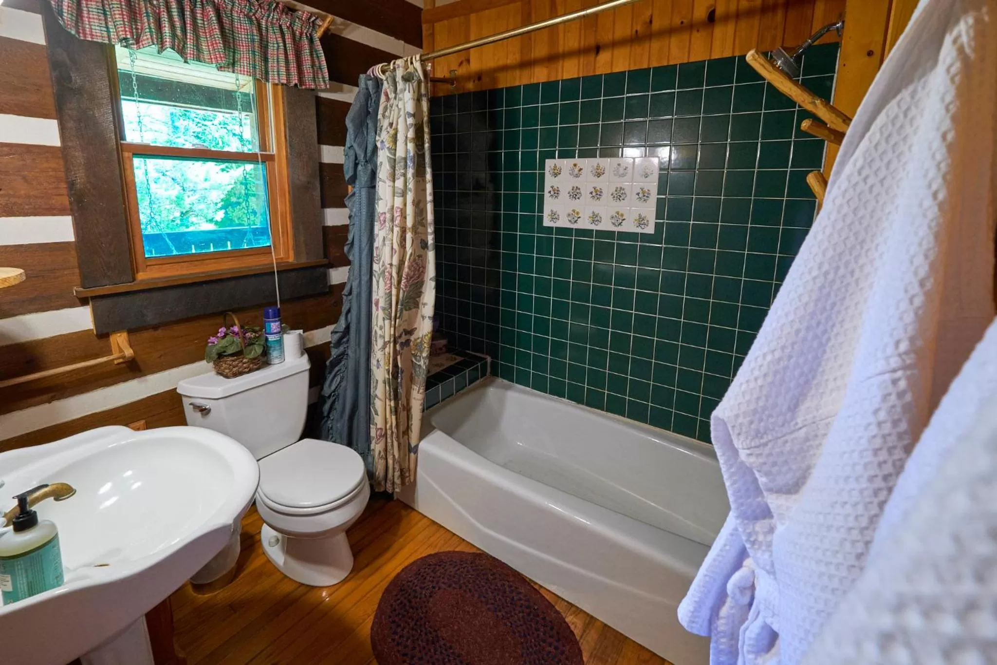 Bathroom in Creekwalk Inn Bed and Breakfast with Cabins