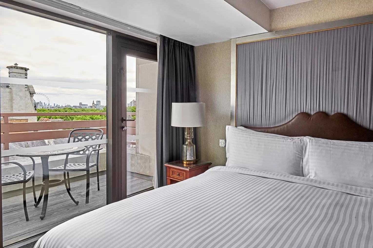 View (from property/room), Bed in InterContinental London Park Lane by IHG