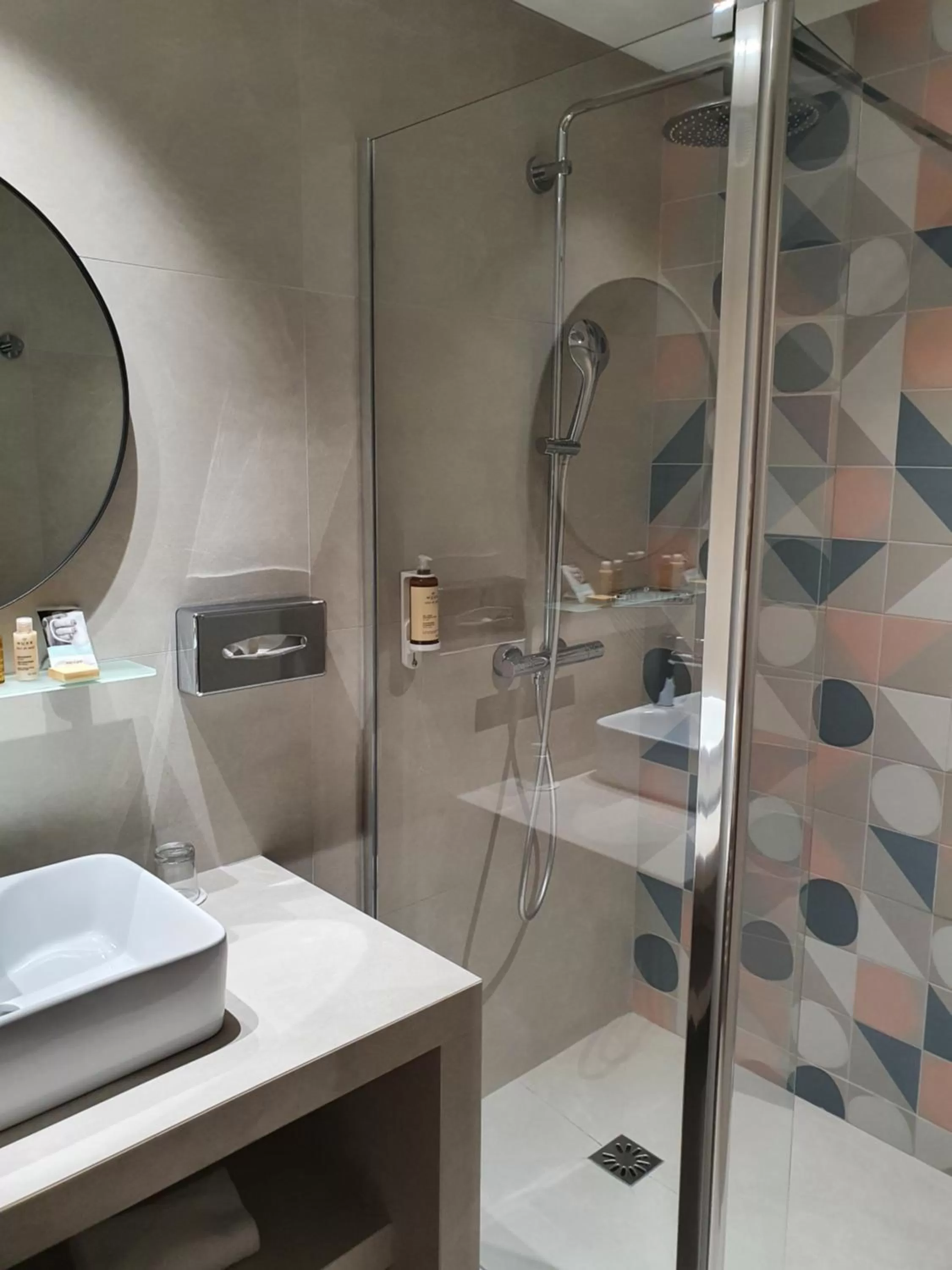 Shower in Mercure Villeneuve Loubet Plage