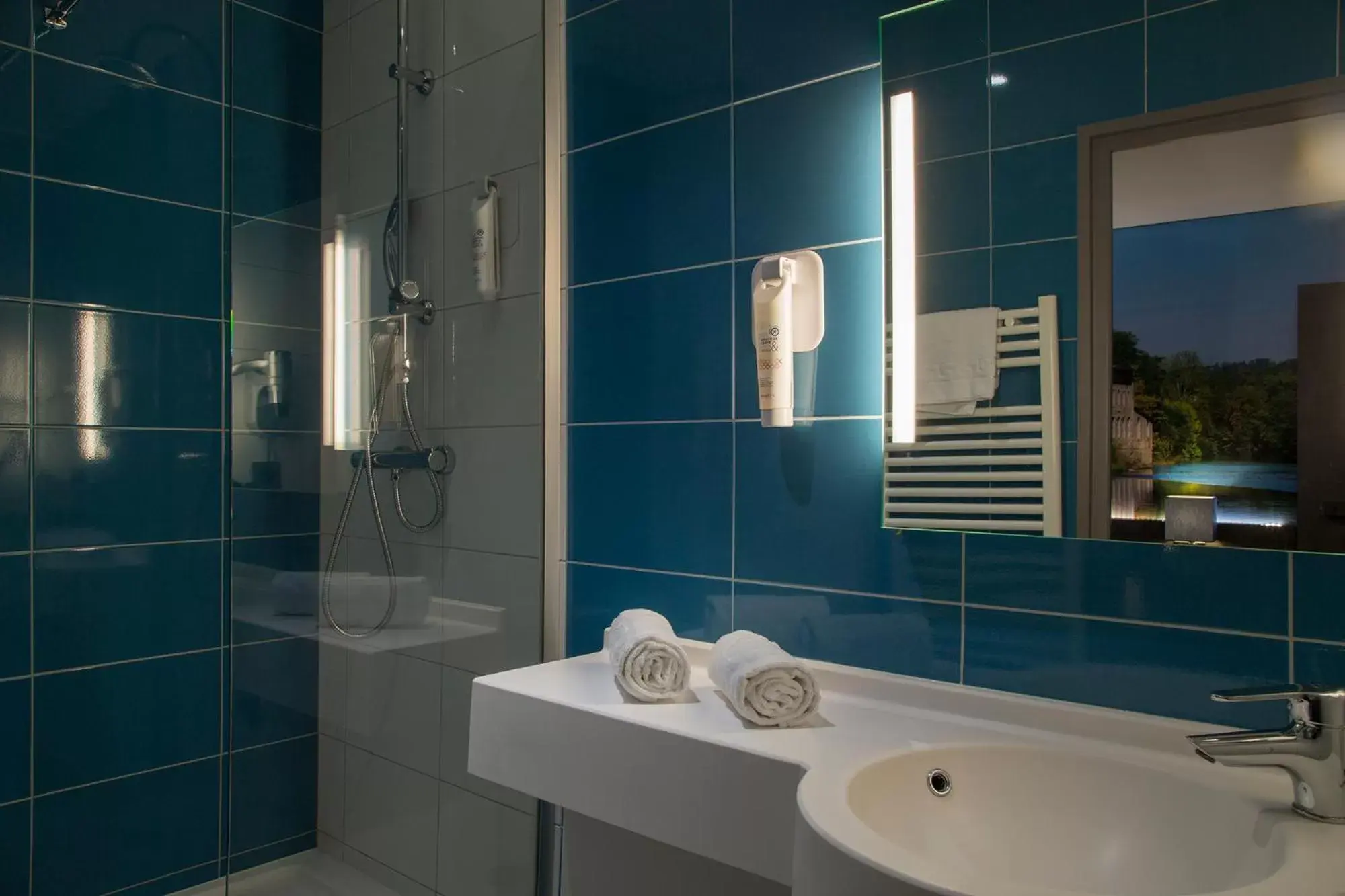 Shower, Bathroom in The Originals City, Hôtel Le Boeuf Rouge, Limoges (Inter-Hotel)