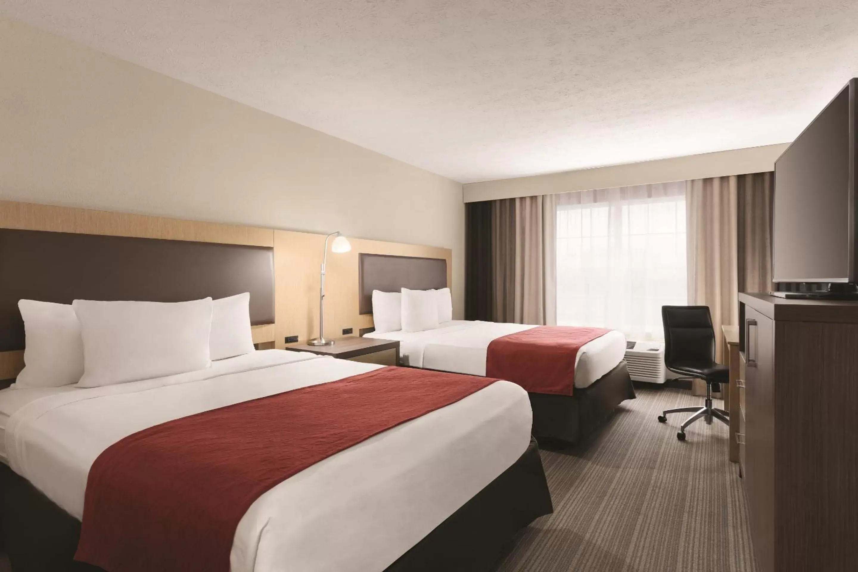 Photo of the whole room, Bed in Country Inn & Suites by Radisson, Fairborn South, OH