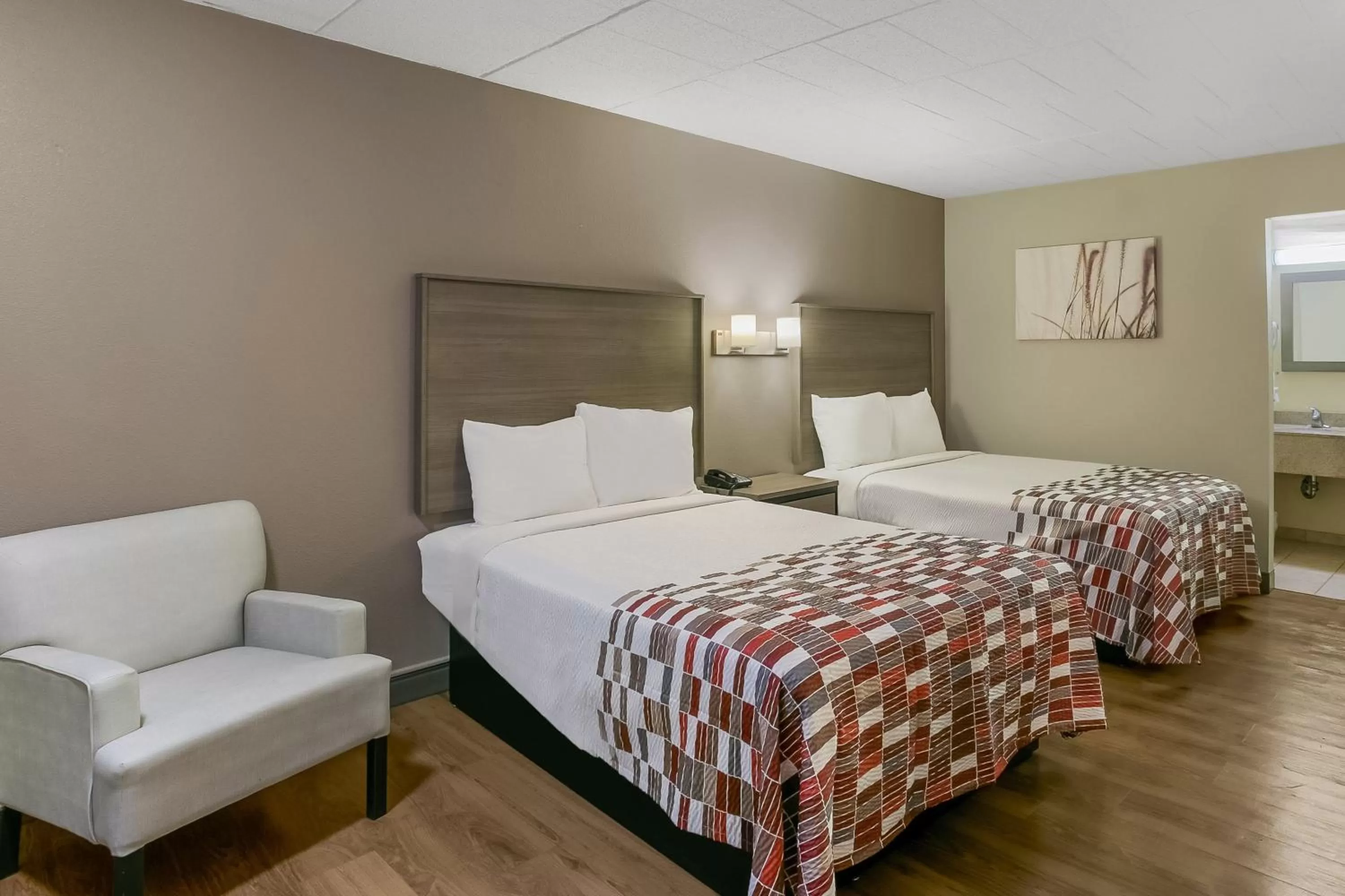 Bedroom, Bed in Red Roof Inn Baltimore