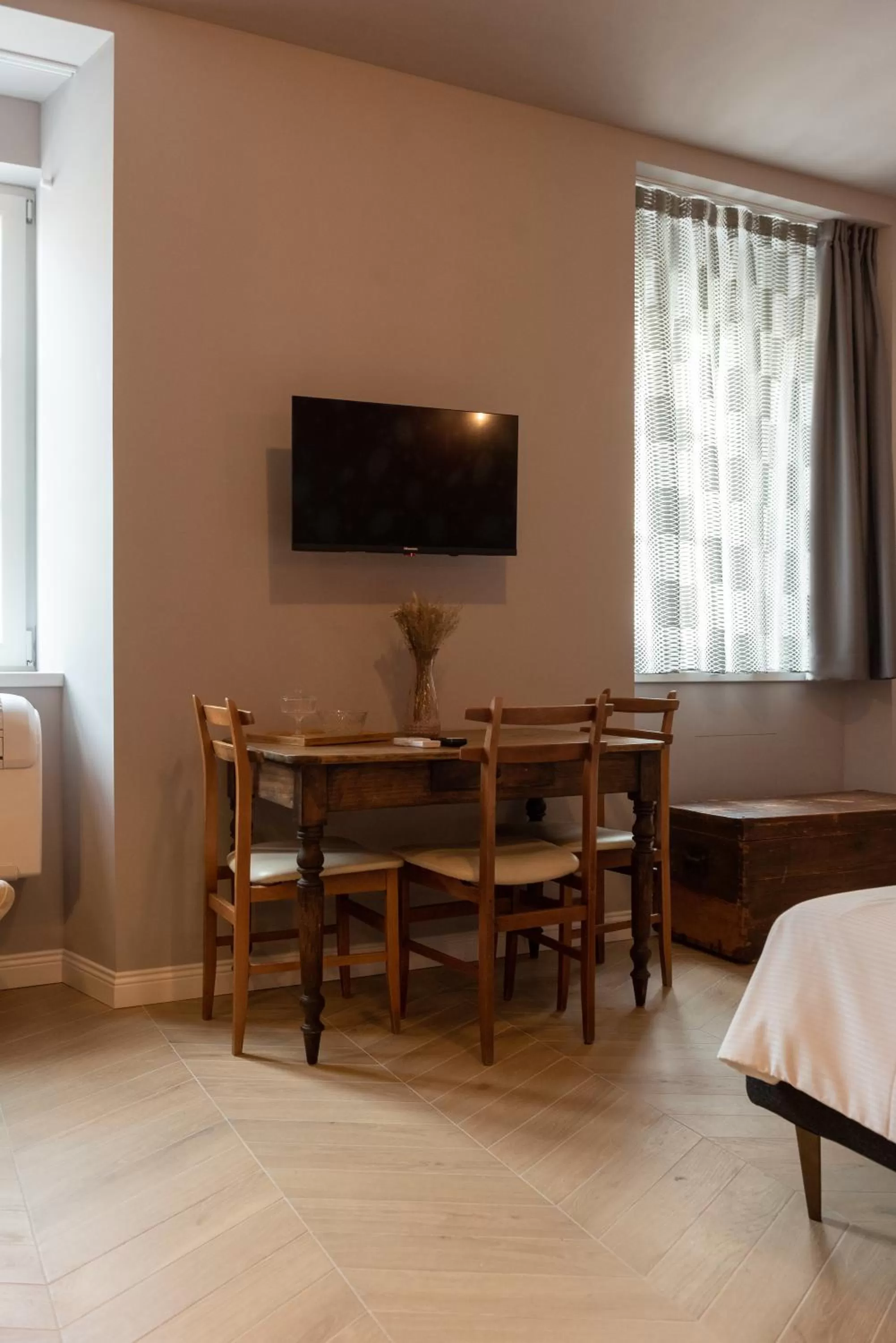 TV/Entertainment Center in CASA Room Apartments Machiavelli 13