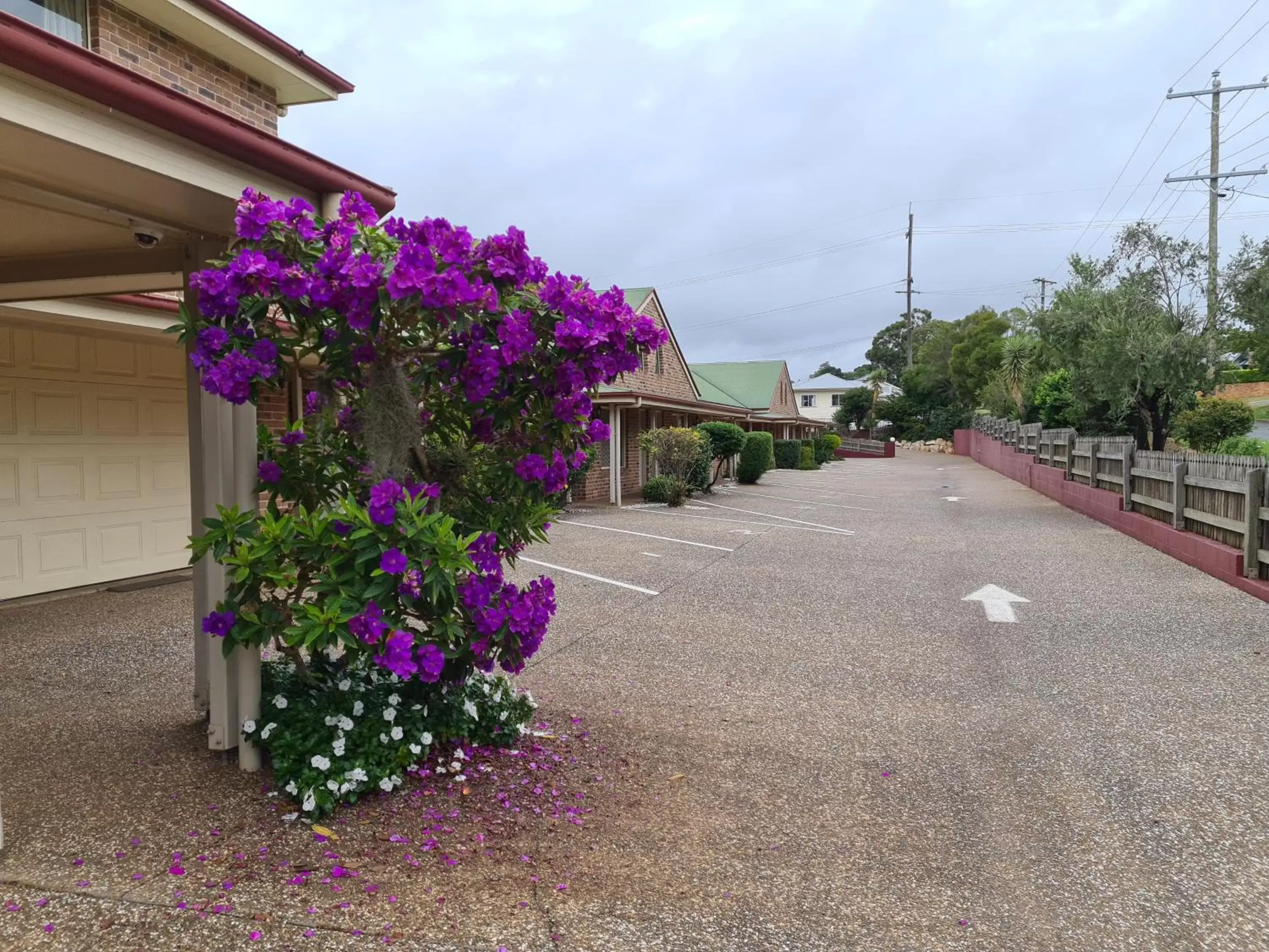 Facade/entrance in Country Gardens Motor Inn