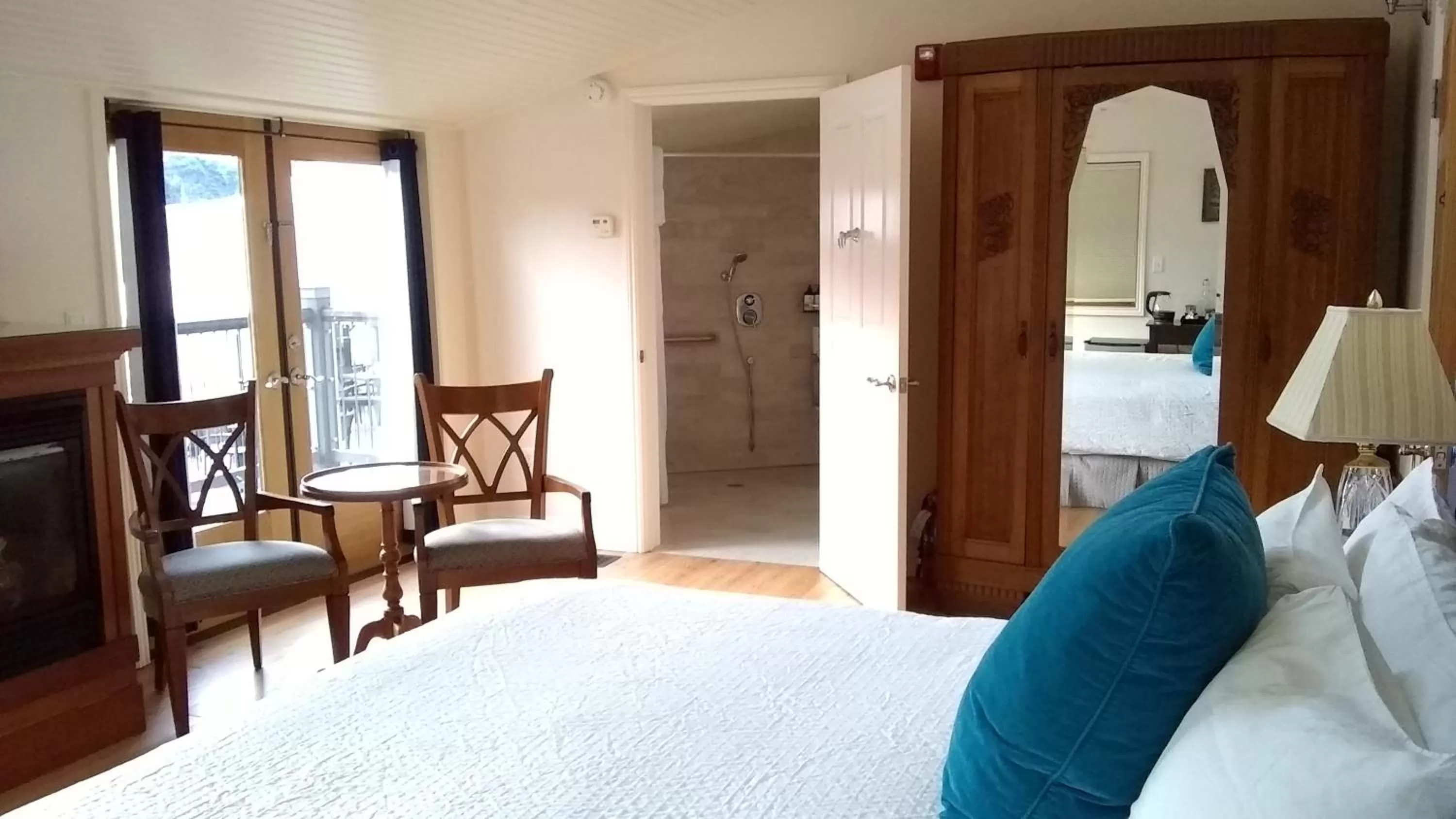 Photo of the whole room, Bed in Noyo Harbor Inn