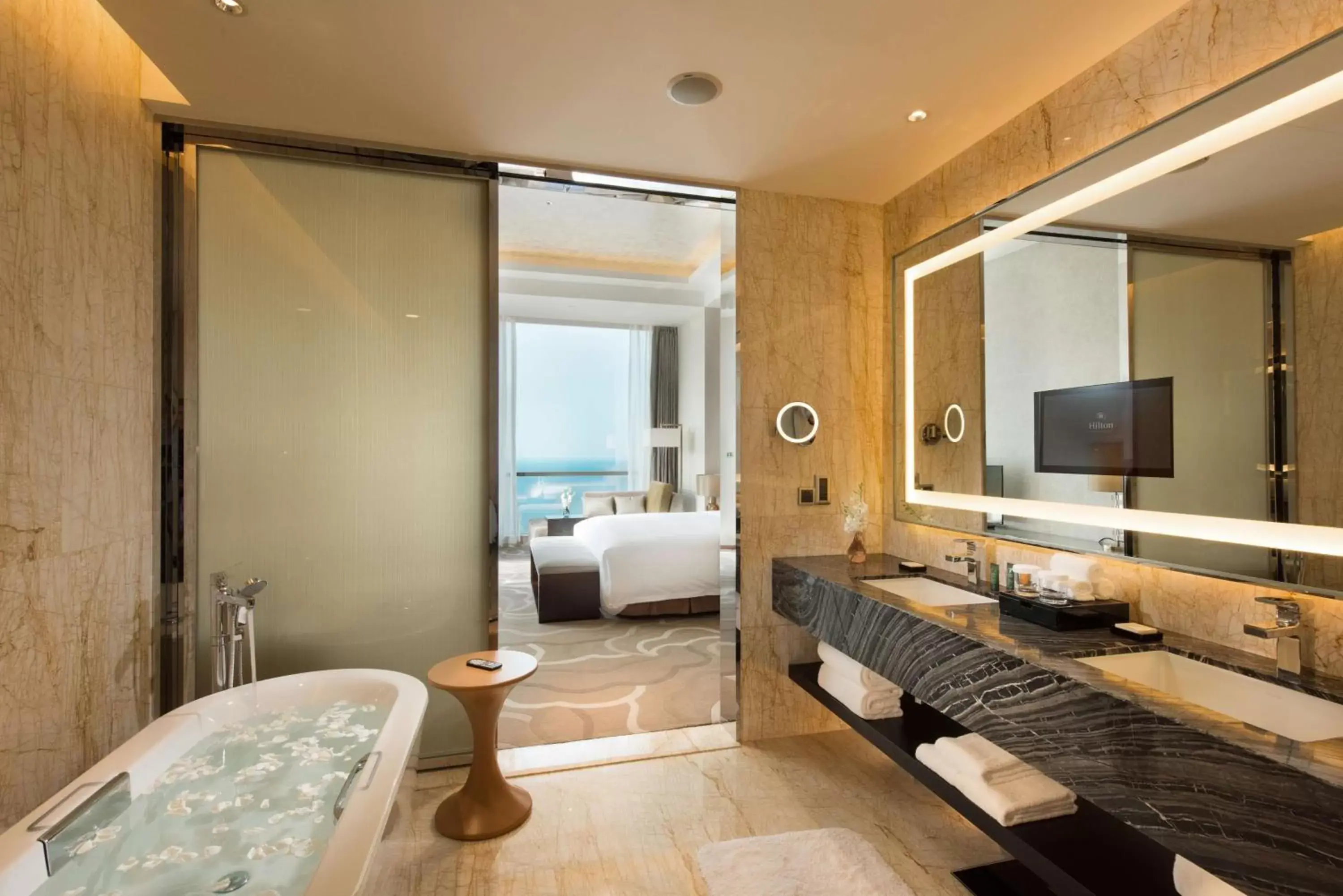 Photo of the whole room, Bed in Hilton Yantai Golden Coast Photo of the whole room, Bed in Hilton Yantai Golden Coast