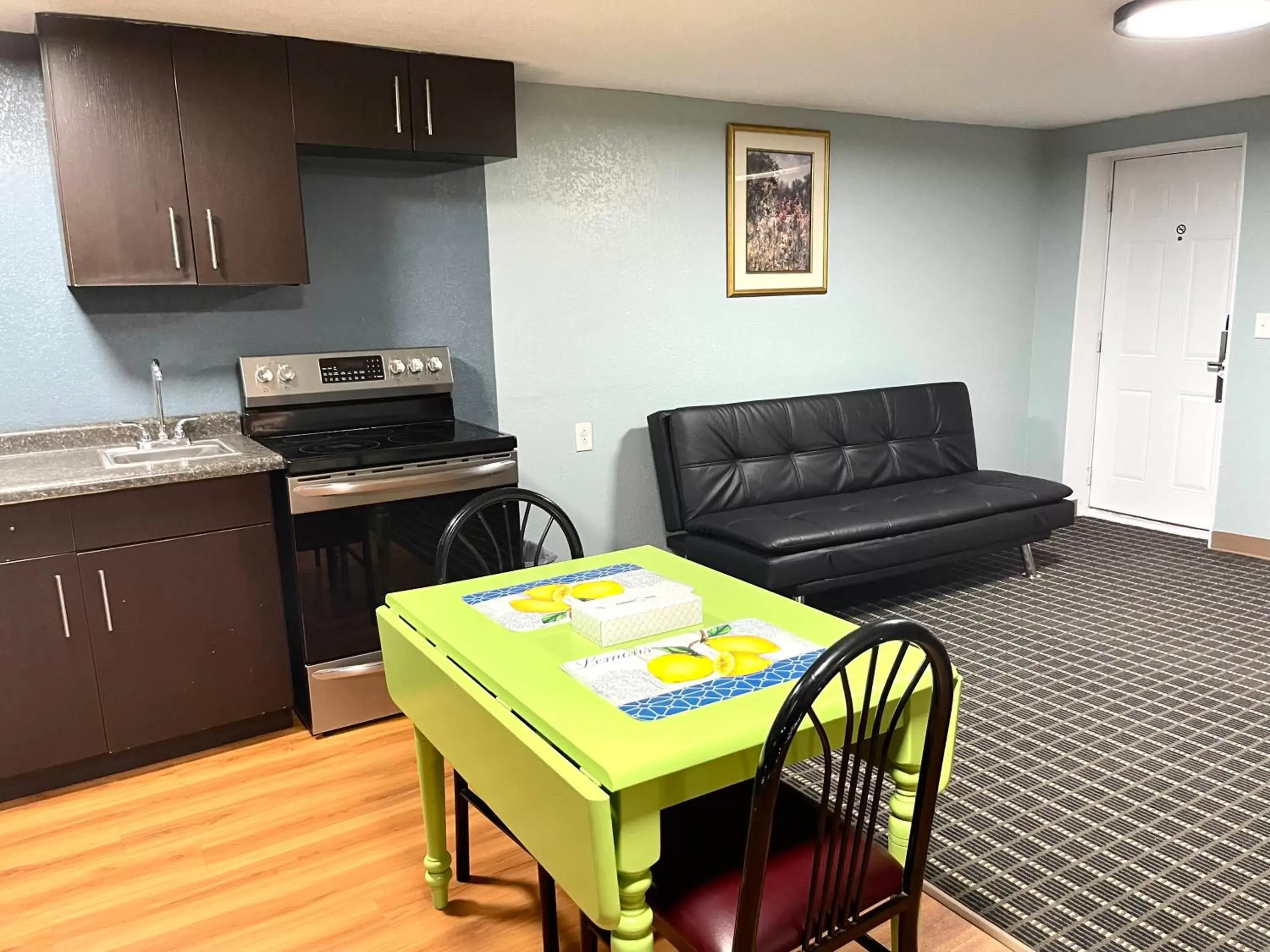 Kitchen or kitchenette, Kitchen/Kitchenette in Annie Oakley Motel Oakley