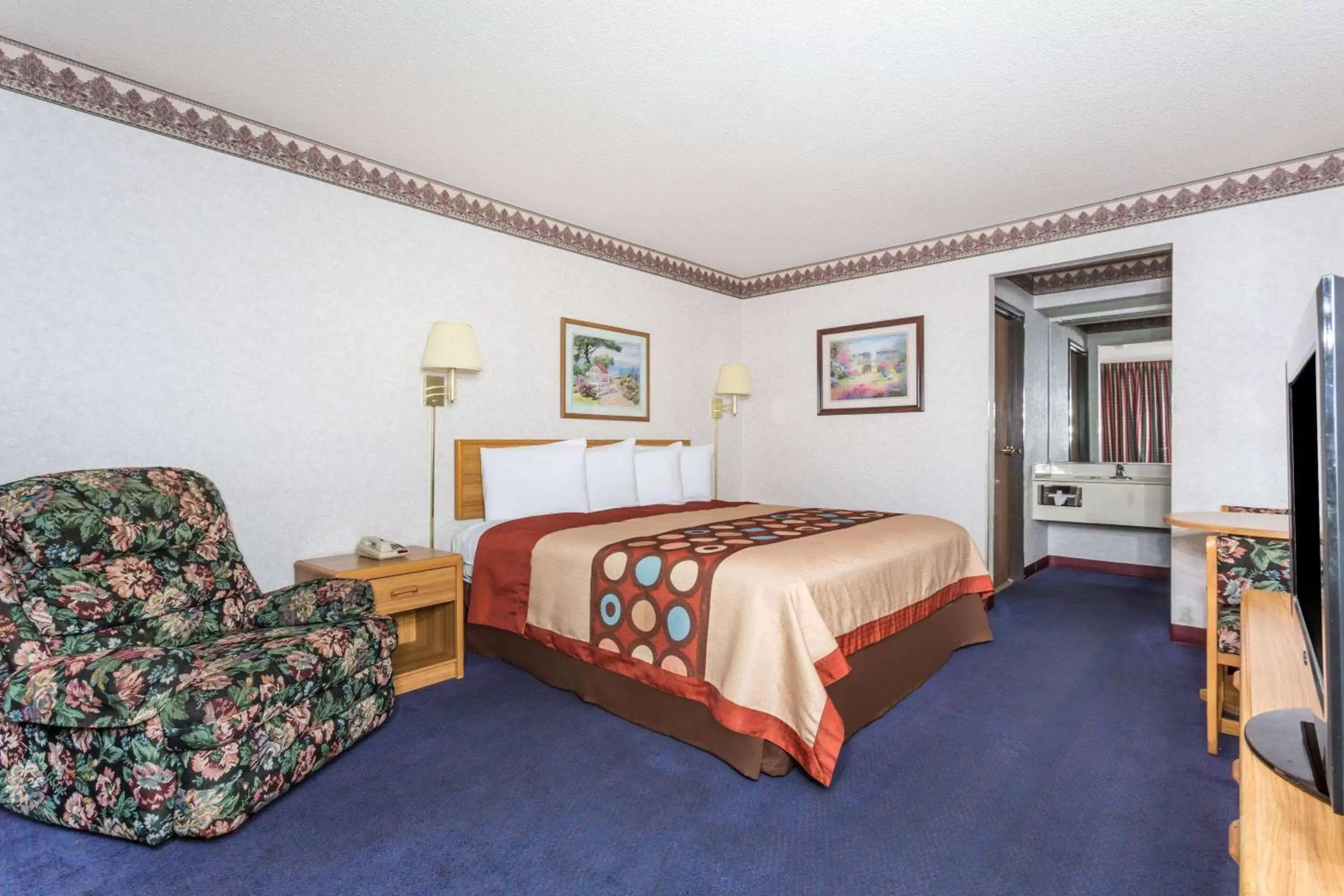 Photo of the whole room, Bed in Days Inn by Wyndham Phoenix West