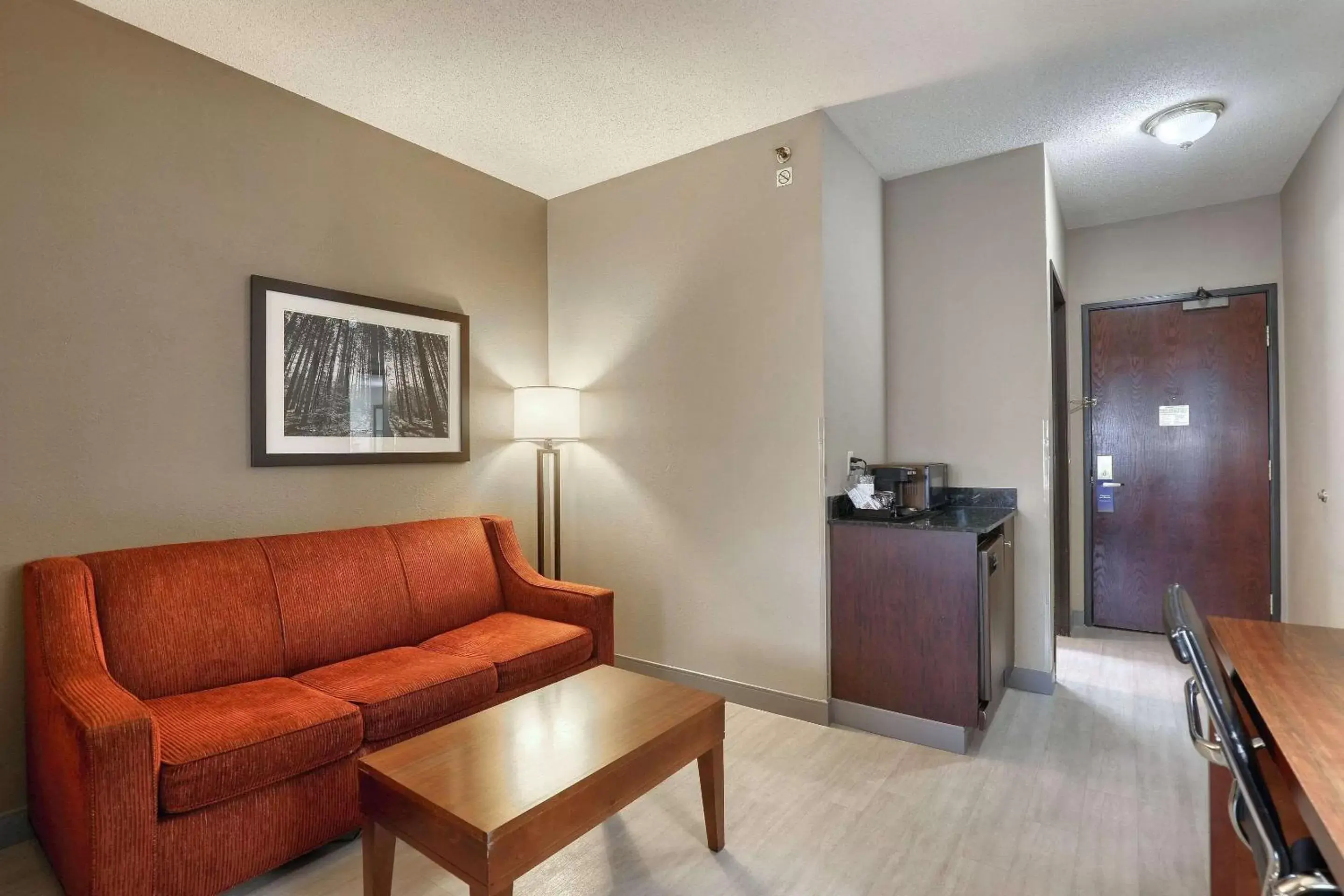 Bedroom, Seating Area in Comfort Suites Madison West