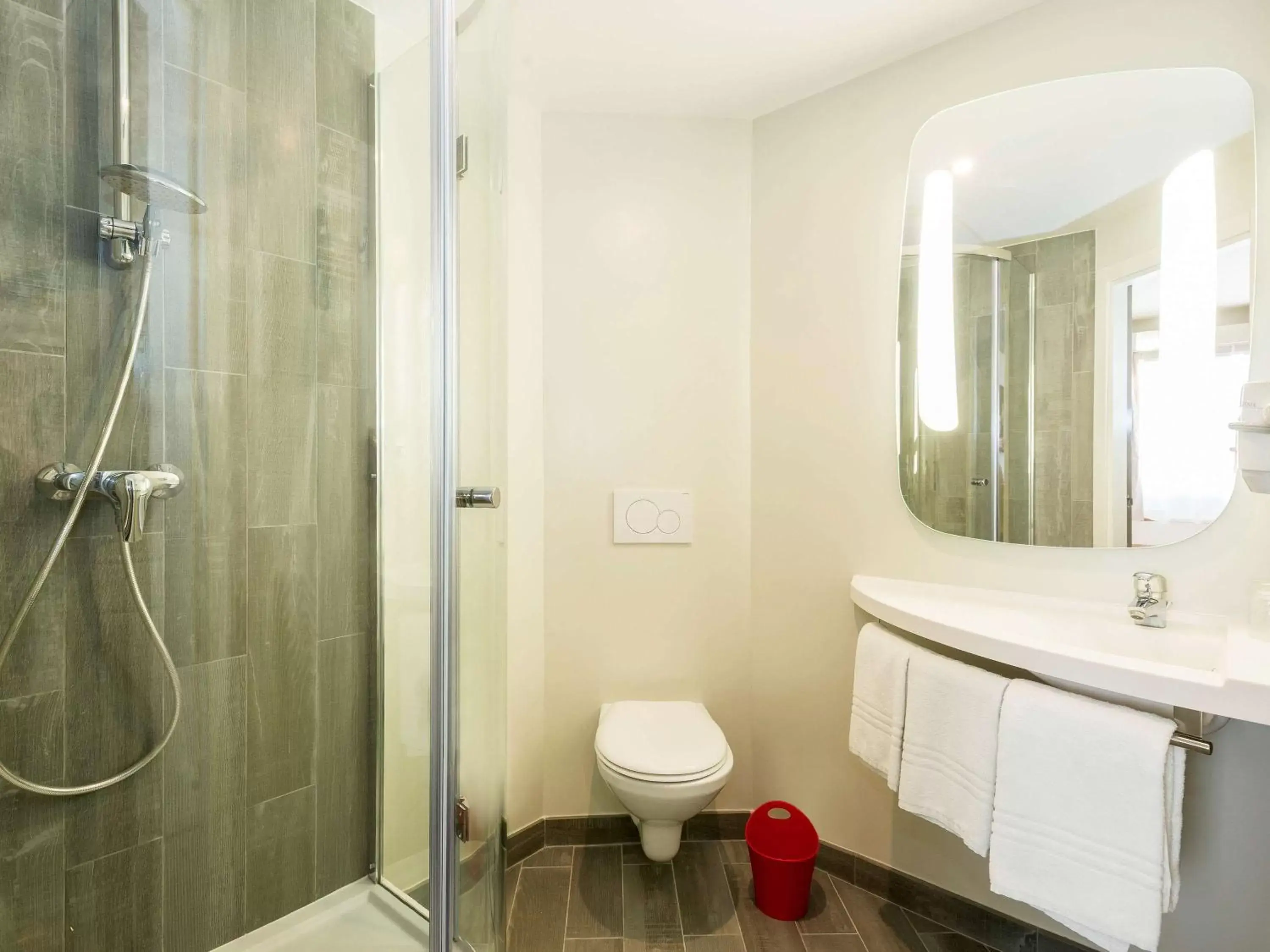 Photo of the whole room, Bathroom in Ibis Granada