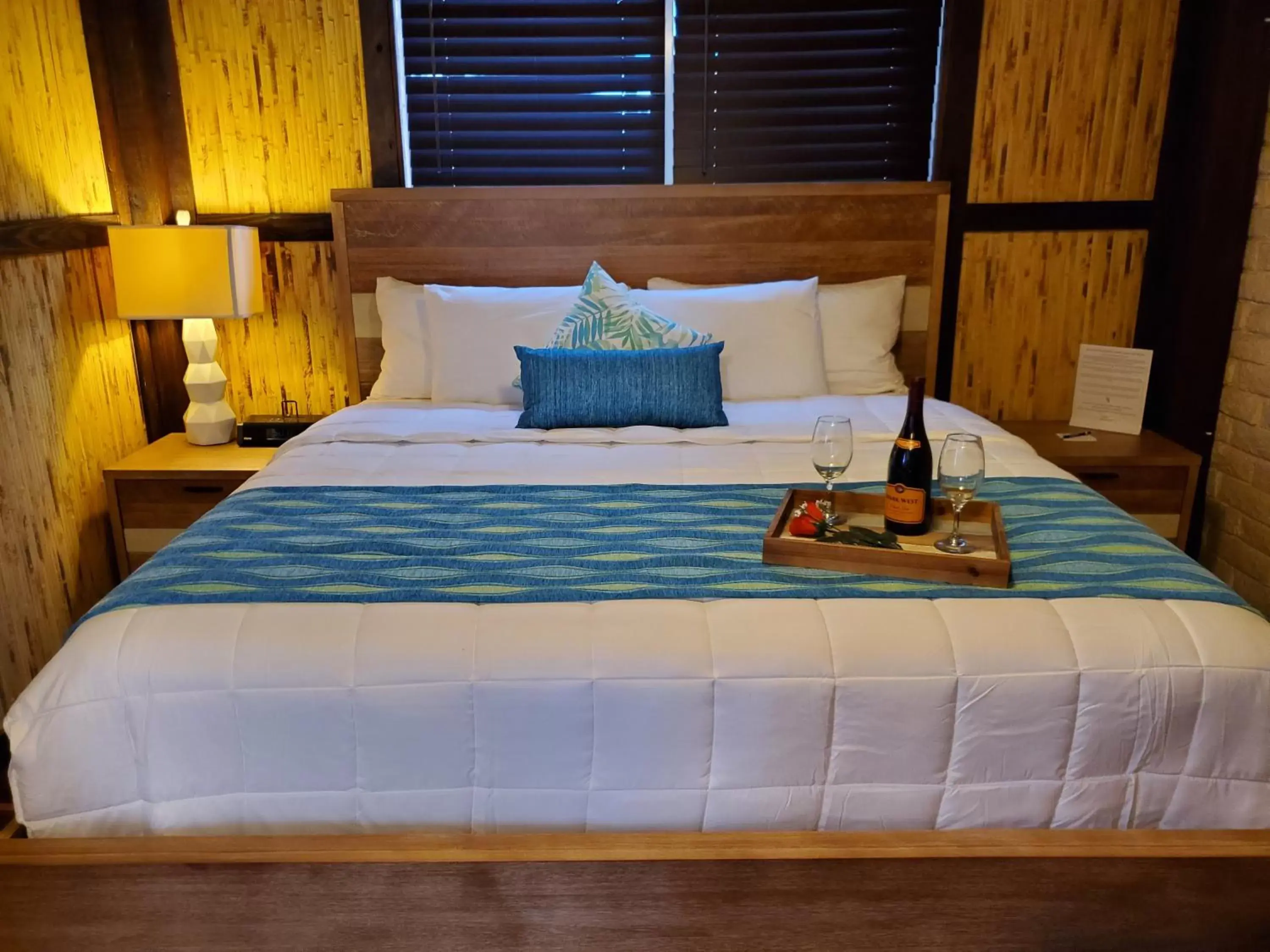 King Room with Garden View in Captain Pip's Marina & Hideaway