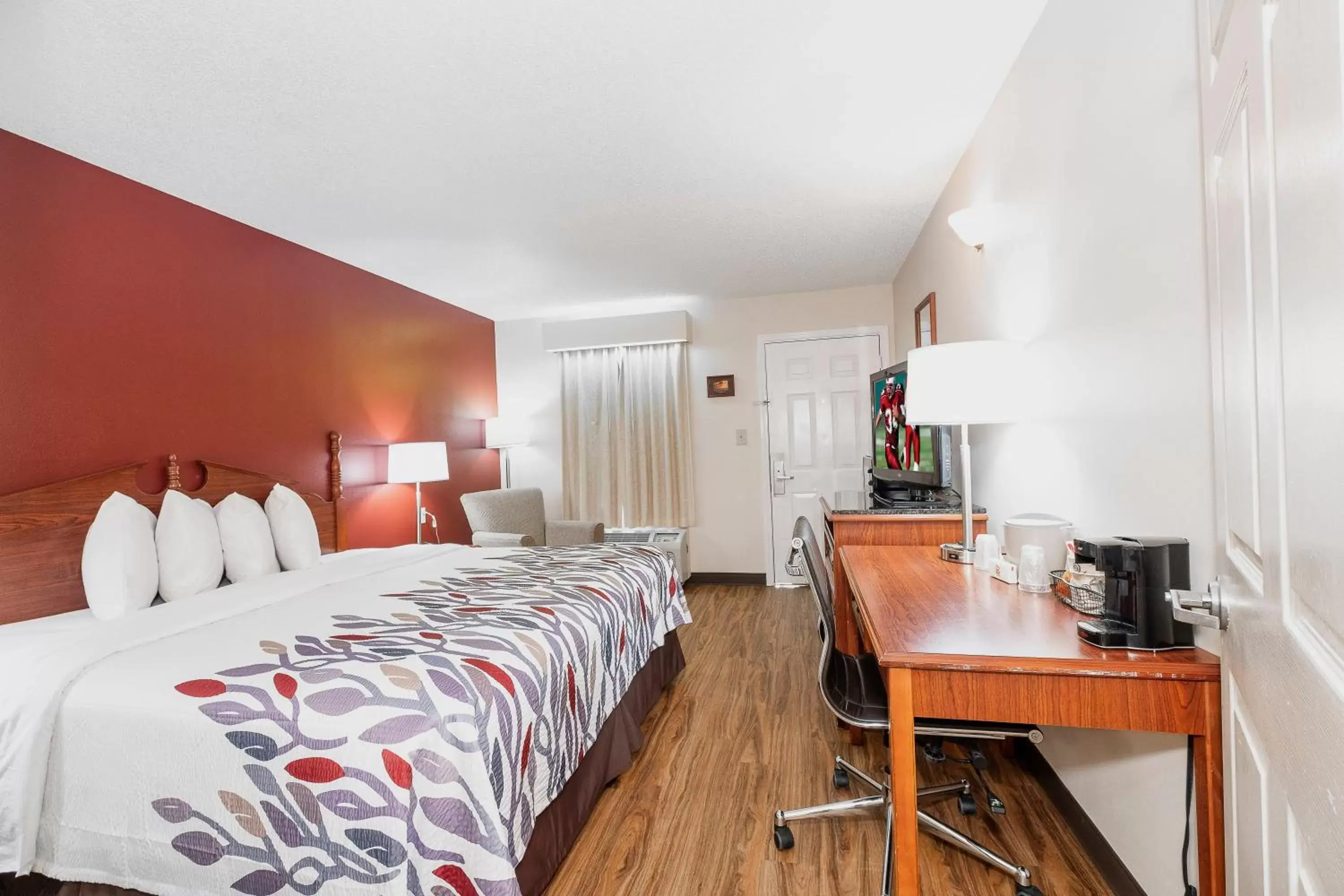 Photo of the whole room, Bed in Red Roof Inn & Suites Calhoun