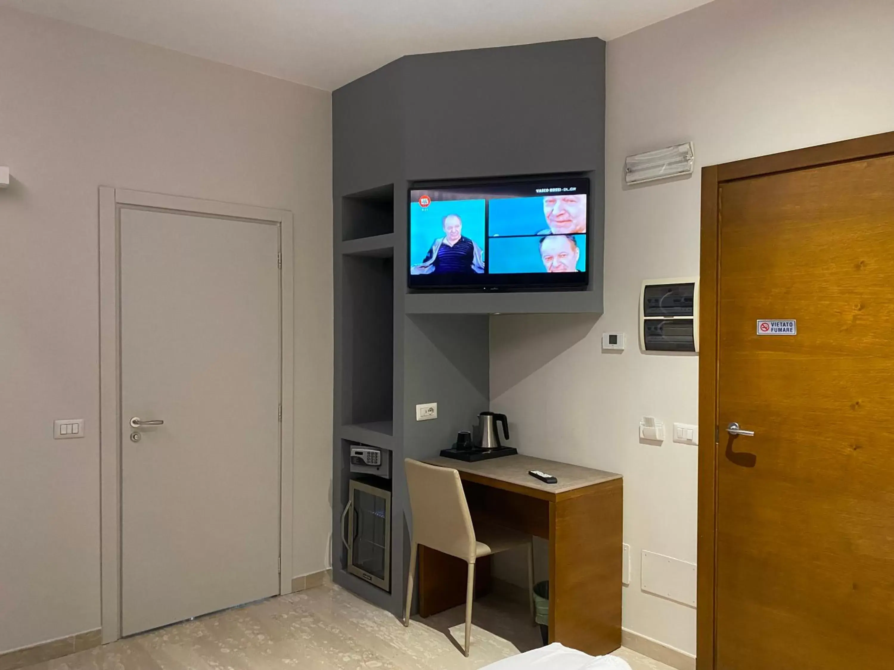 Bedroom, TV/Entertainment Center in Oasi Village Hotel