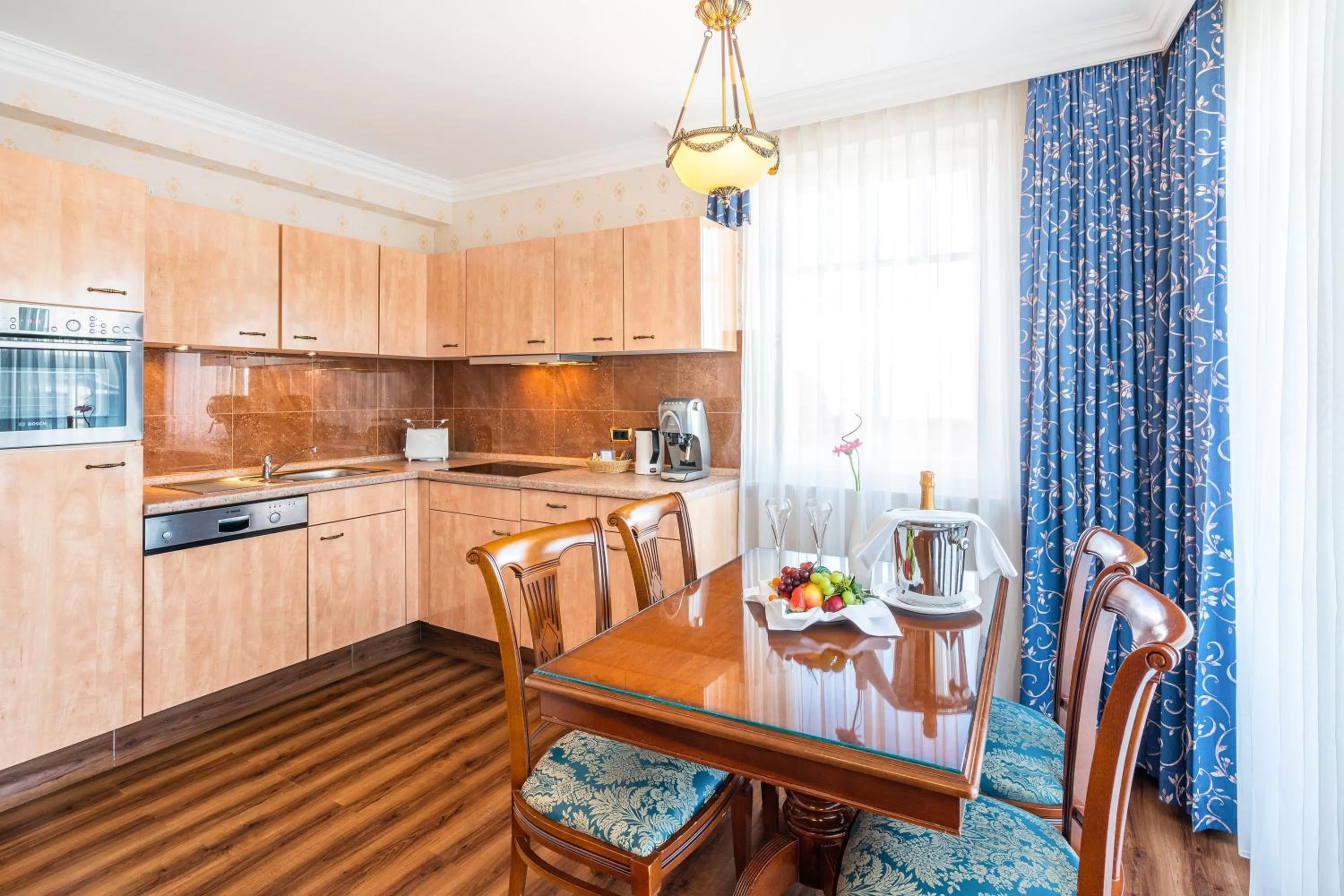 Kitchen or kitchenette in SEETELHOTEL Ahlbecker Hof das elegante Traditionshotel & ruhiger Rückzugsort an der Ostsee