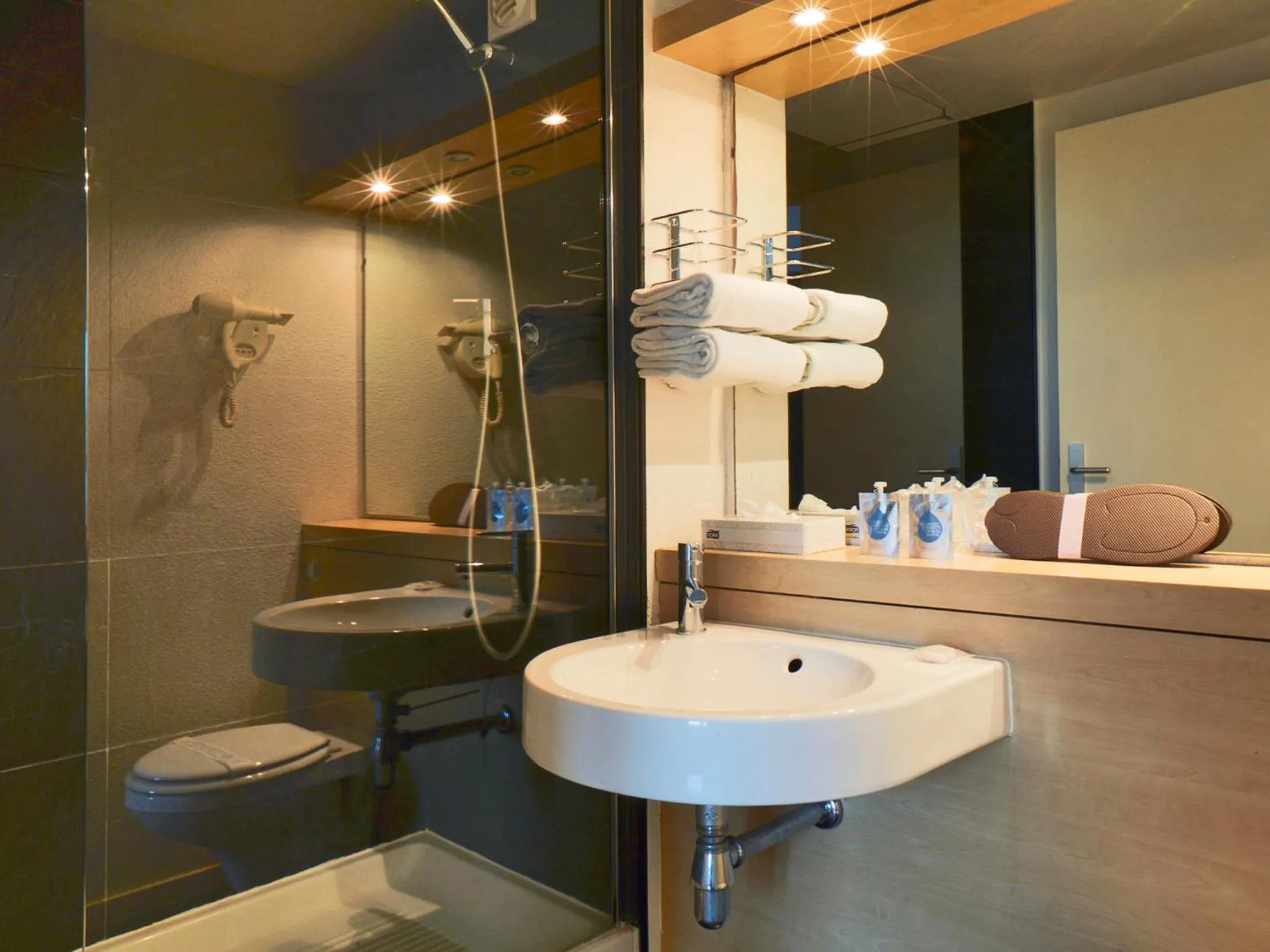 Bathroom in Kyriad Paris Ouest - Colombes