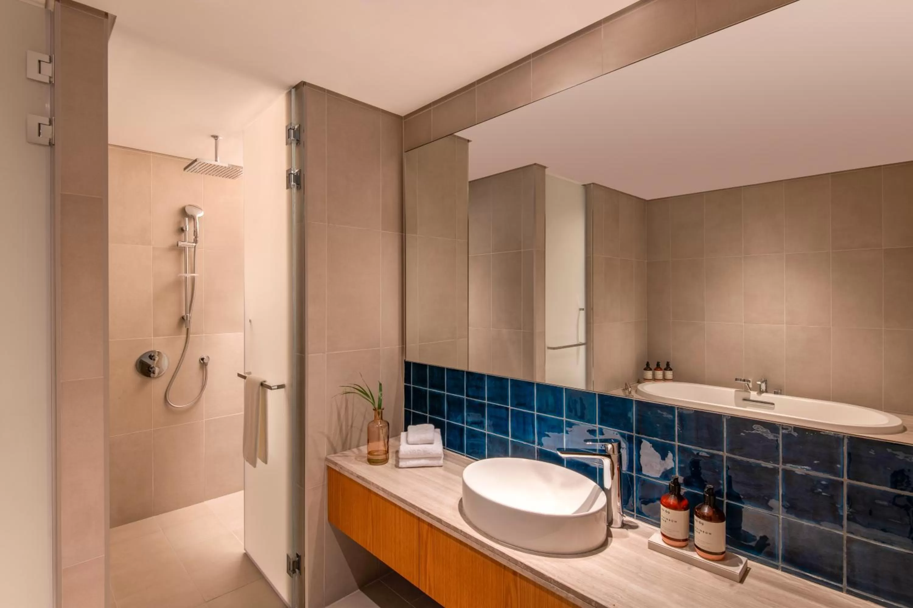 Shower in Abesq Doha Hotel and Residences, an IHG Hotel