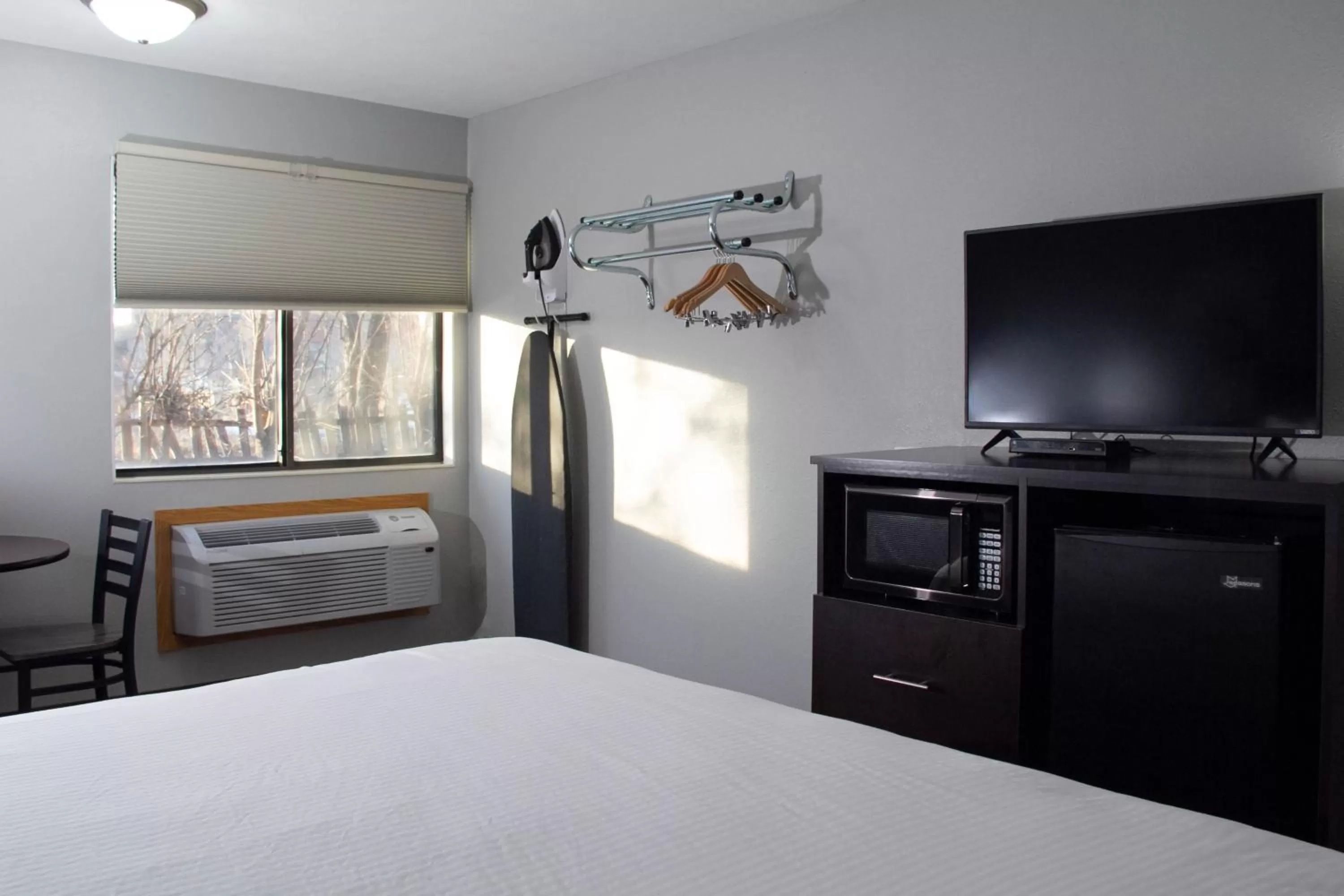 Photo of the whole room, Bed in New Victorian Inn & Suites-Norfolk