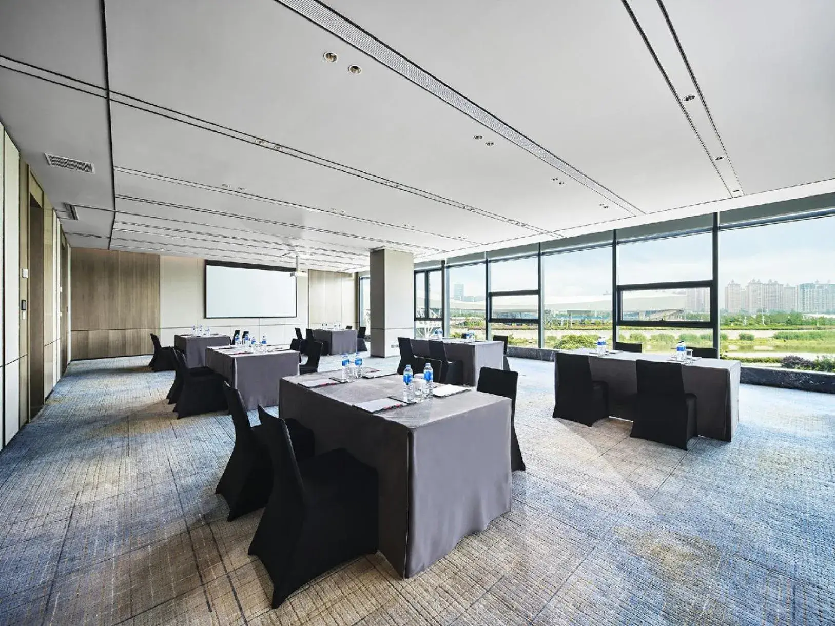 Meeting/conference room in HUALUXE Nanjing Yangtze River, an IHG Hotel