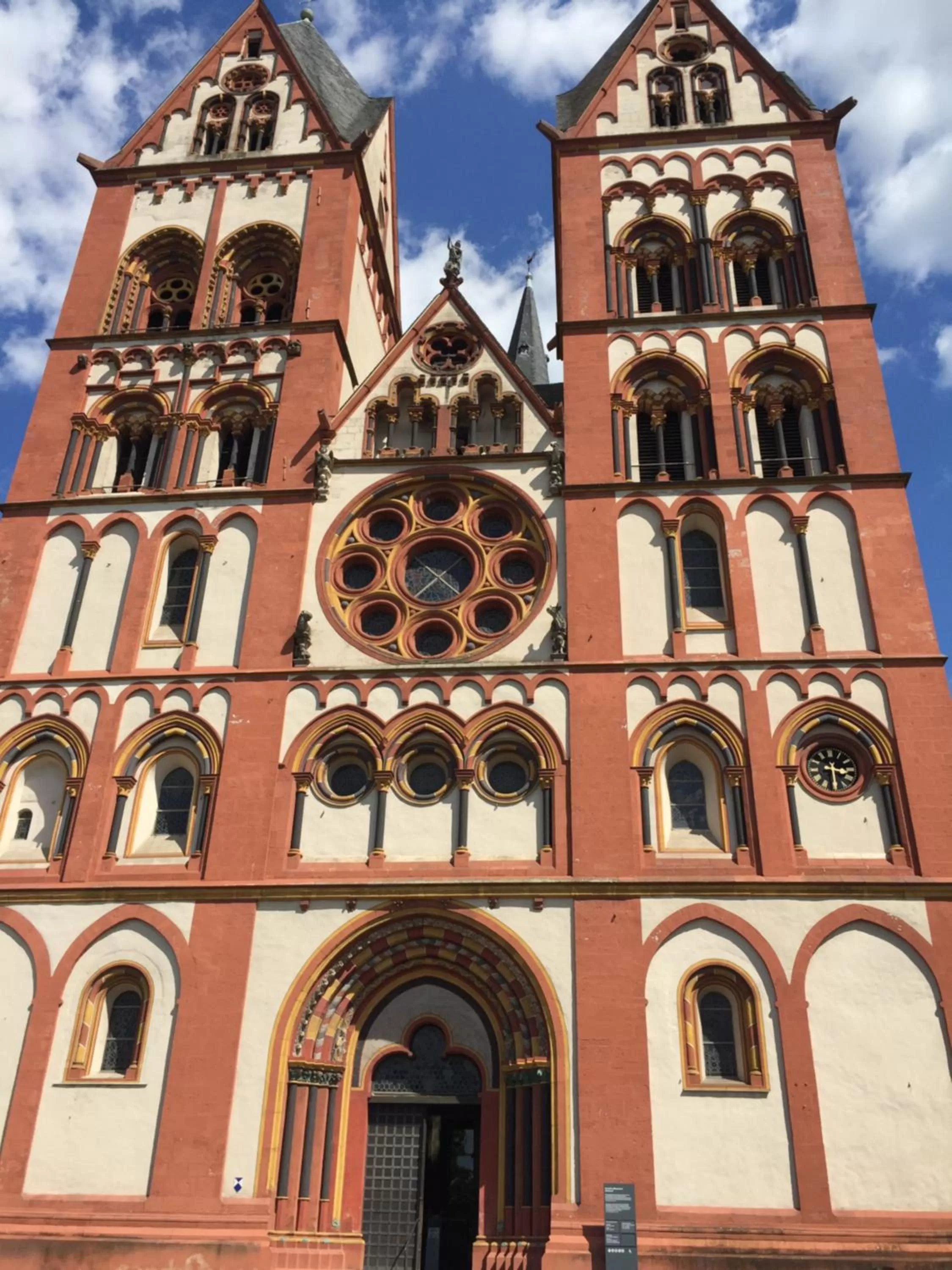 Nearby landmark, Property Building in Moderne Wohnung im Rhein-Main-Gebiet