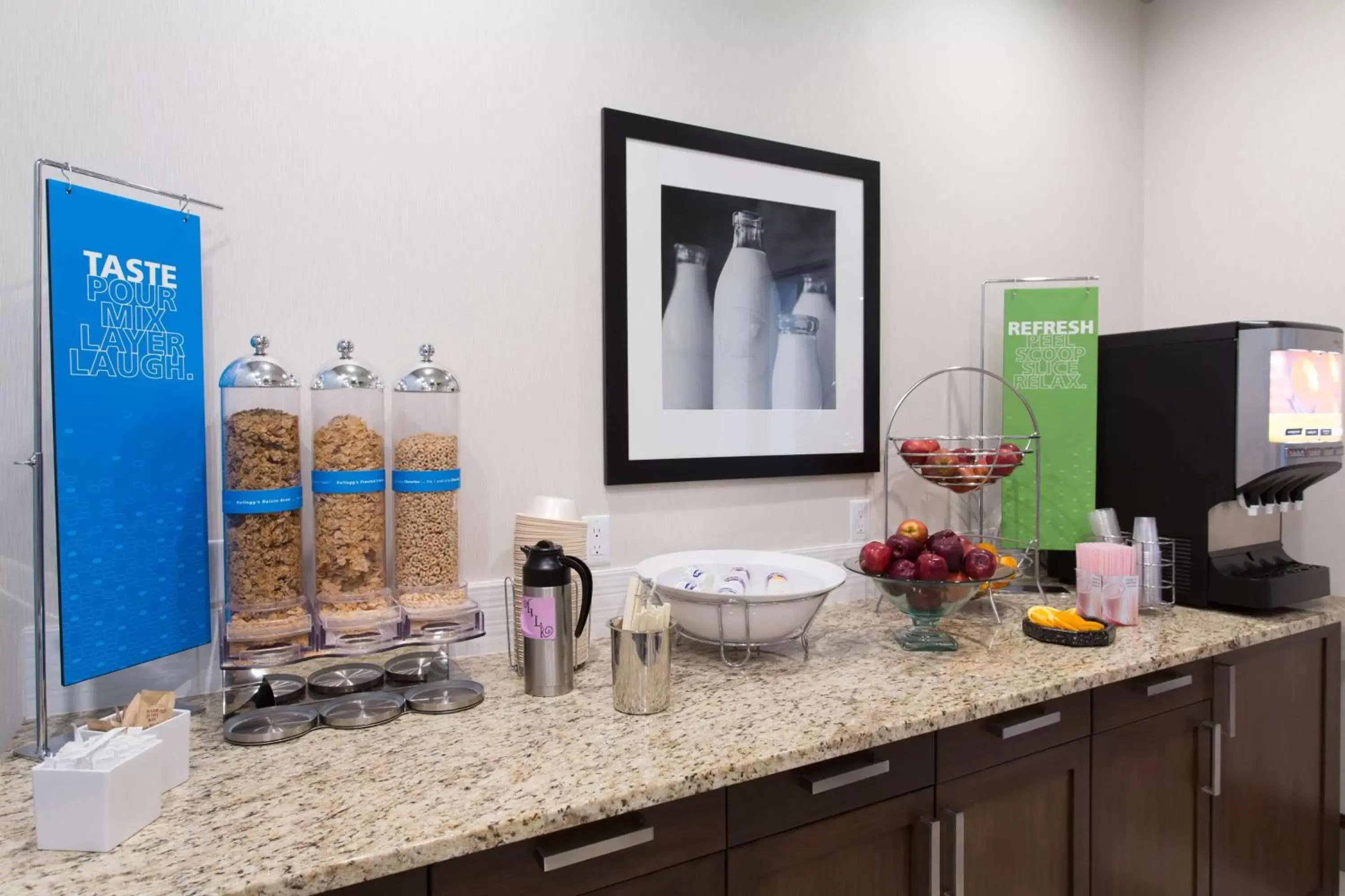 Dining area in Hampton Inn by Hilton Lloydminster