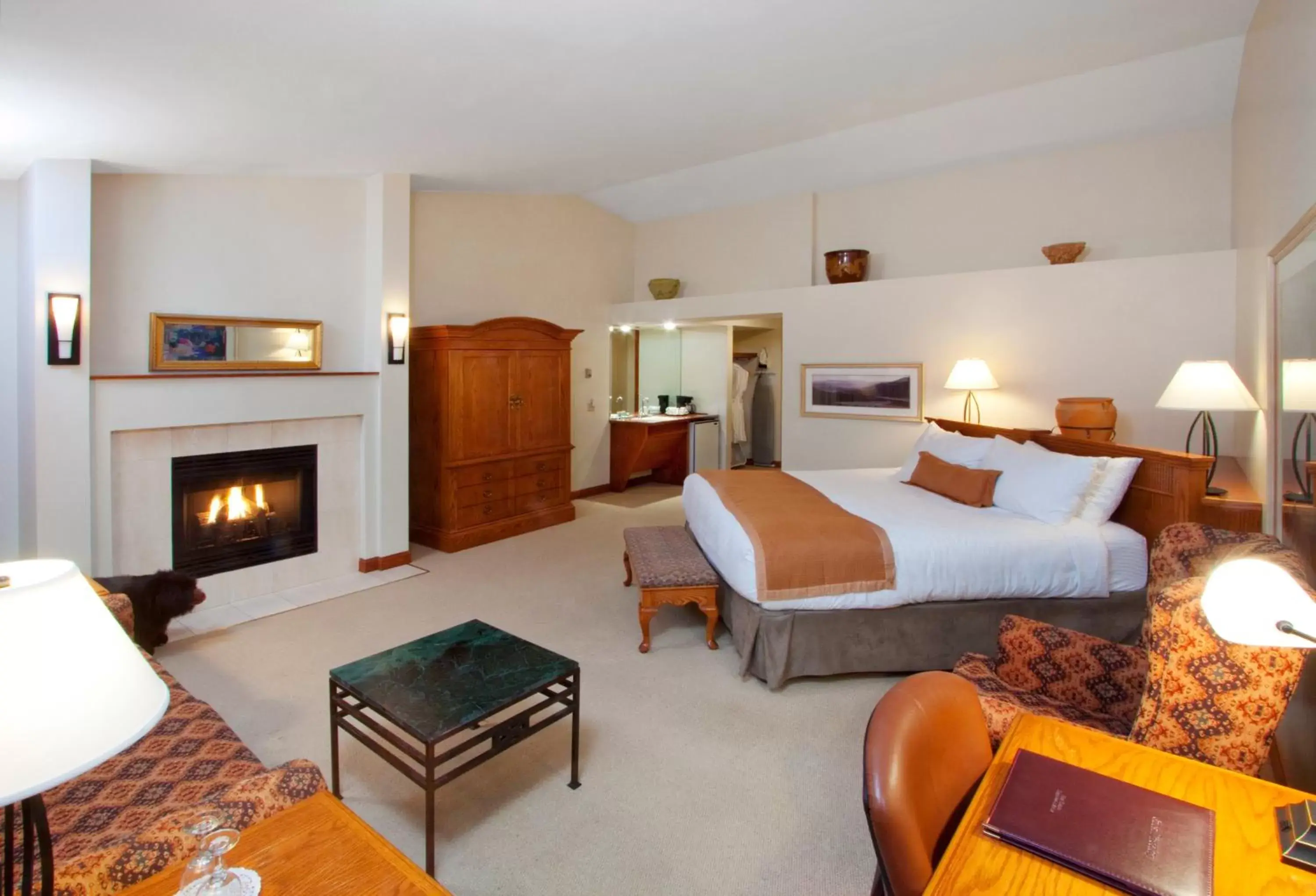 King Room with Whirlpool in Jasper Inn & Suites by INNhotels