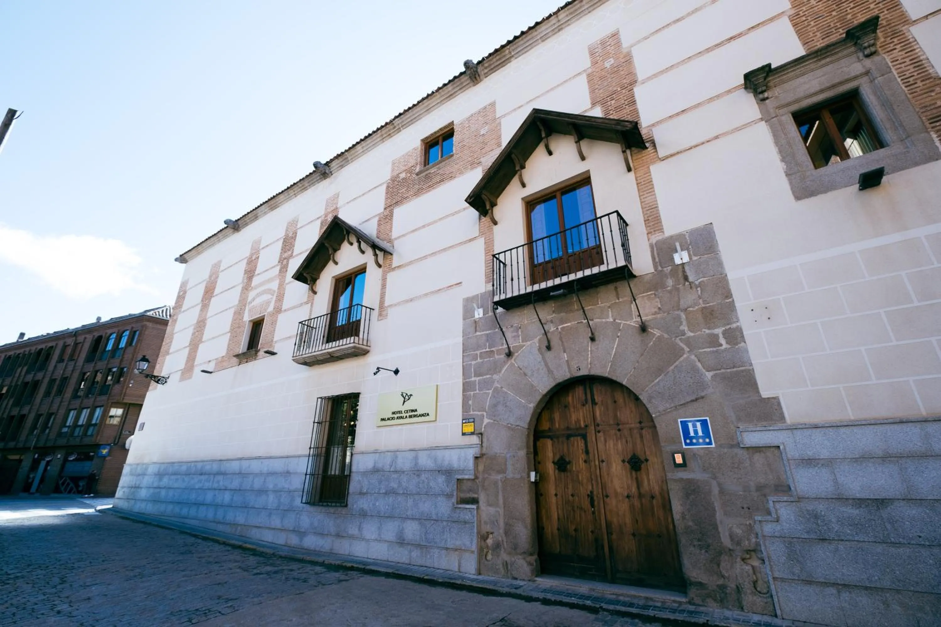 Facade/entrance in Hotel Cetina Palacio Ayala Berganza