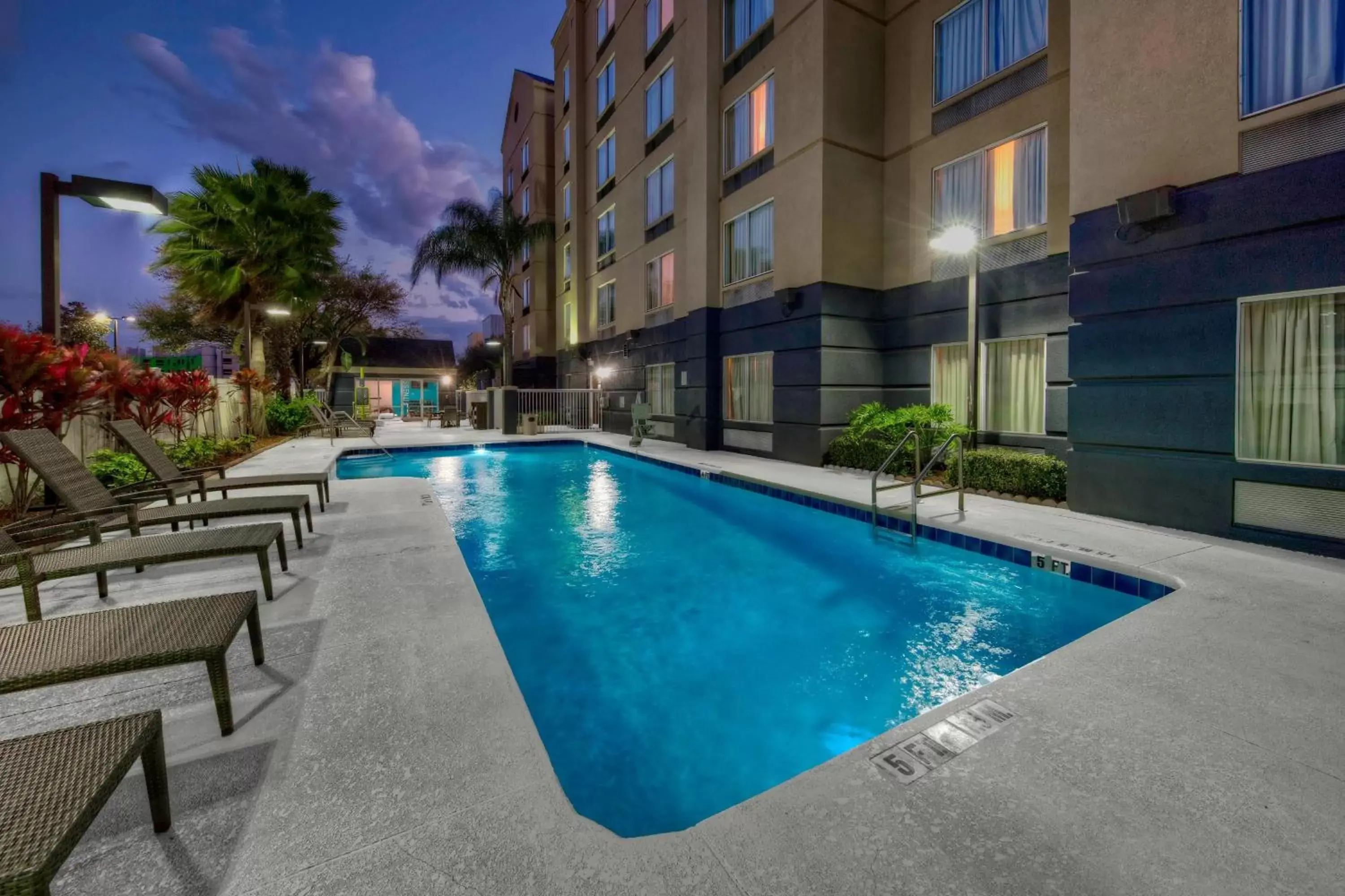Swimming Pool in Fairfield Inn and Suites by Marriott Orlando Near Universal Orlando