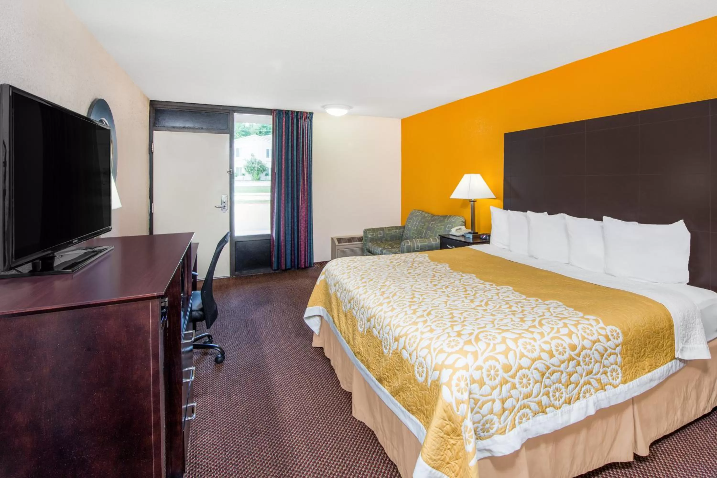 Photo of the whole room, Bed in Days Inn by Wyndham Calvert City - Paducah East