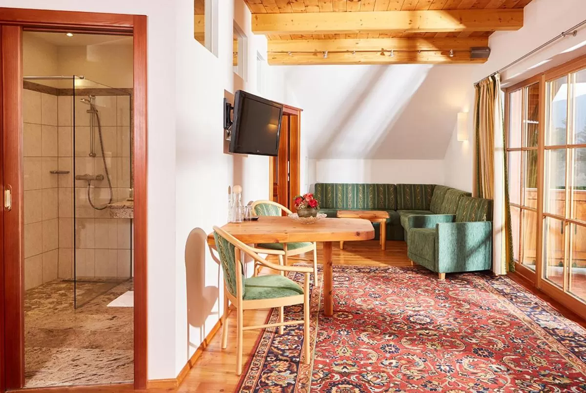 Family Suite with Balcony (2 Adults + 2 Children) in Hotel Häuserl im Wald